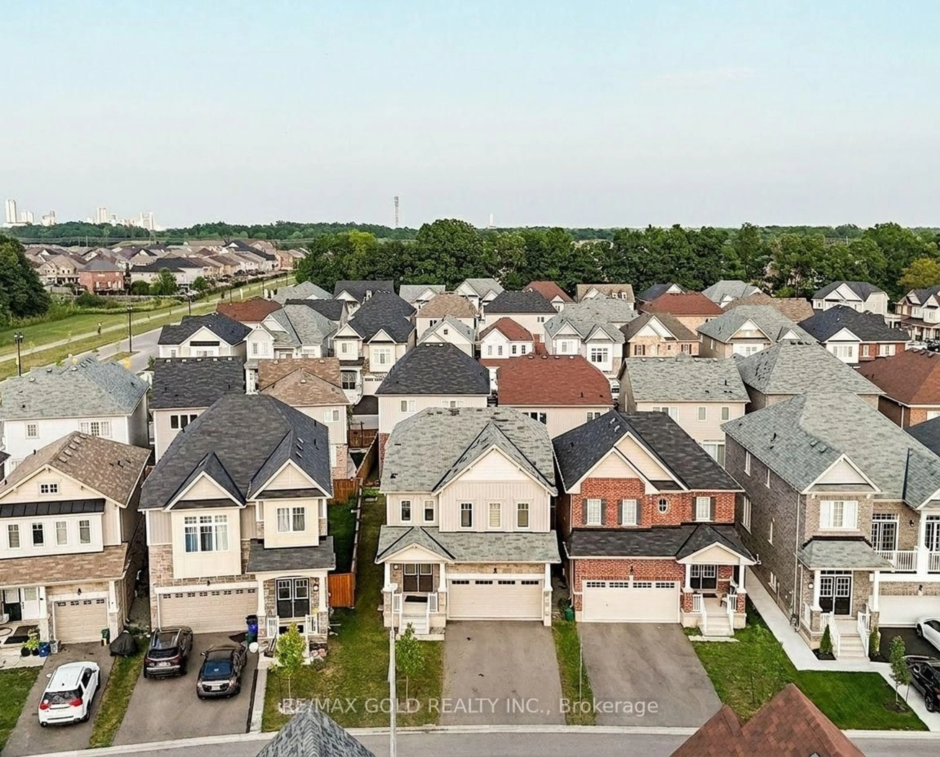 A pic from outside/outdoor area/front of a property/back of a property/a pic from drone, city buildings view from balcony for 8005 Odell Cres, Niagara Falls Ontario L2H 3R7