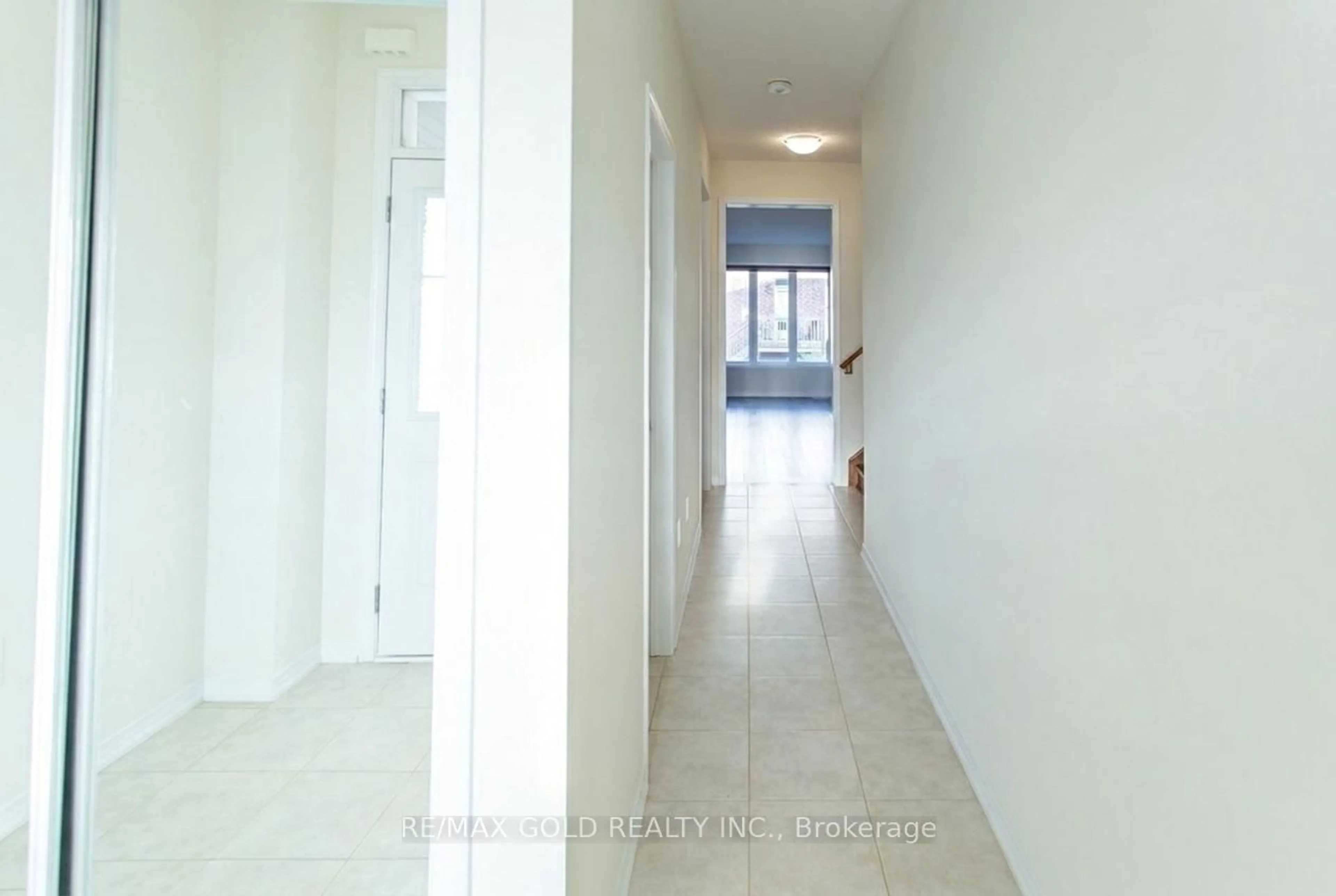 Indoor foyer for 8005 Odell Cres, Niagara Falls Ontario L2H 3R7