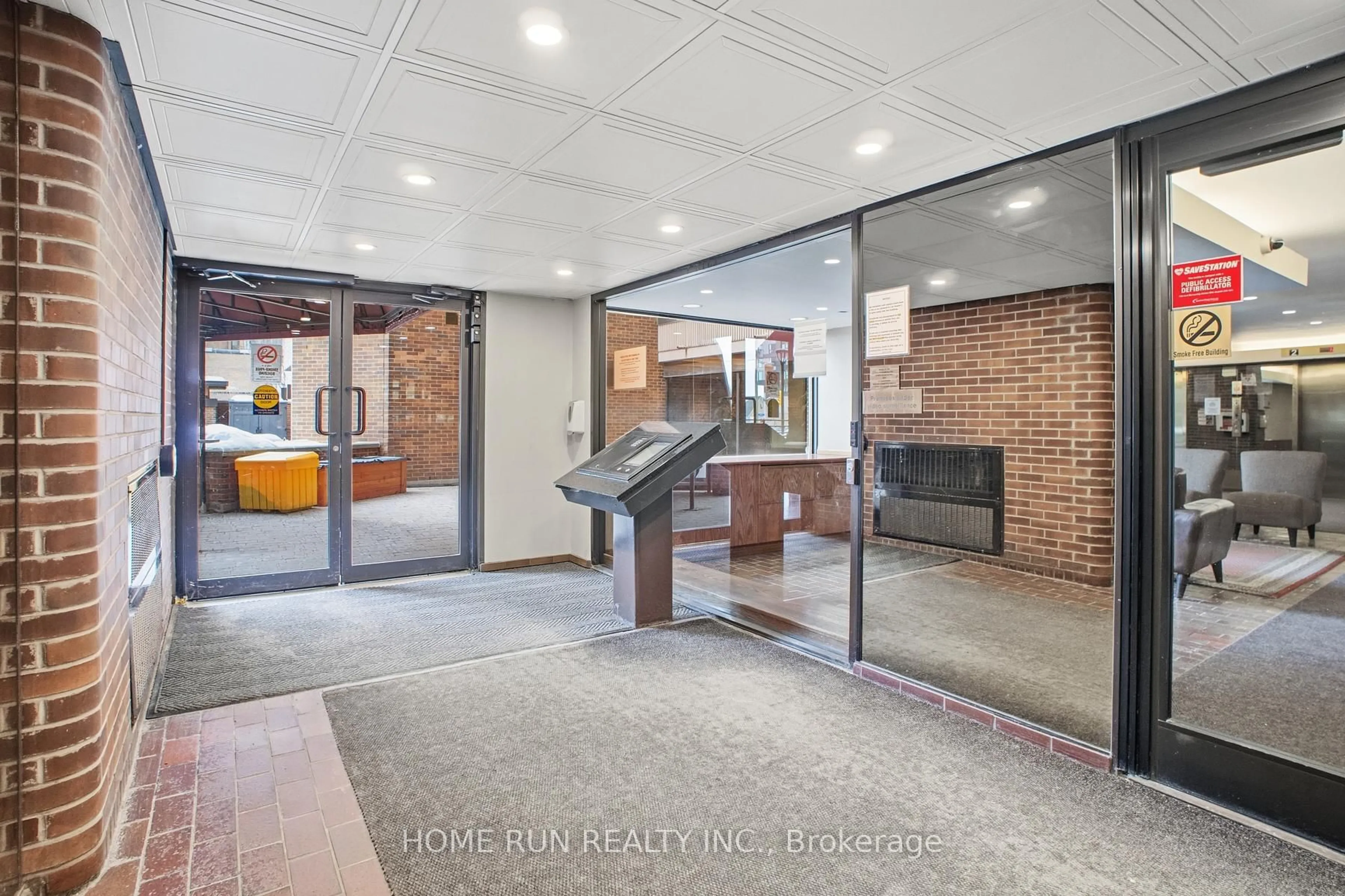 Indoor foyer for 151 Bay St #104, Ottawa Ontario K1R 7T2