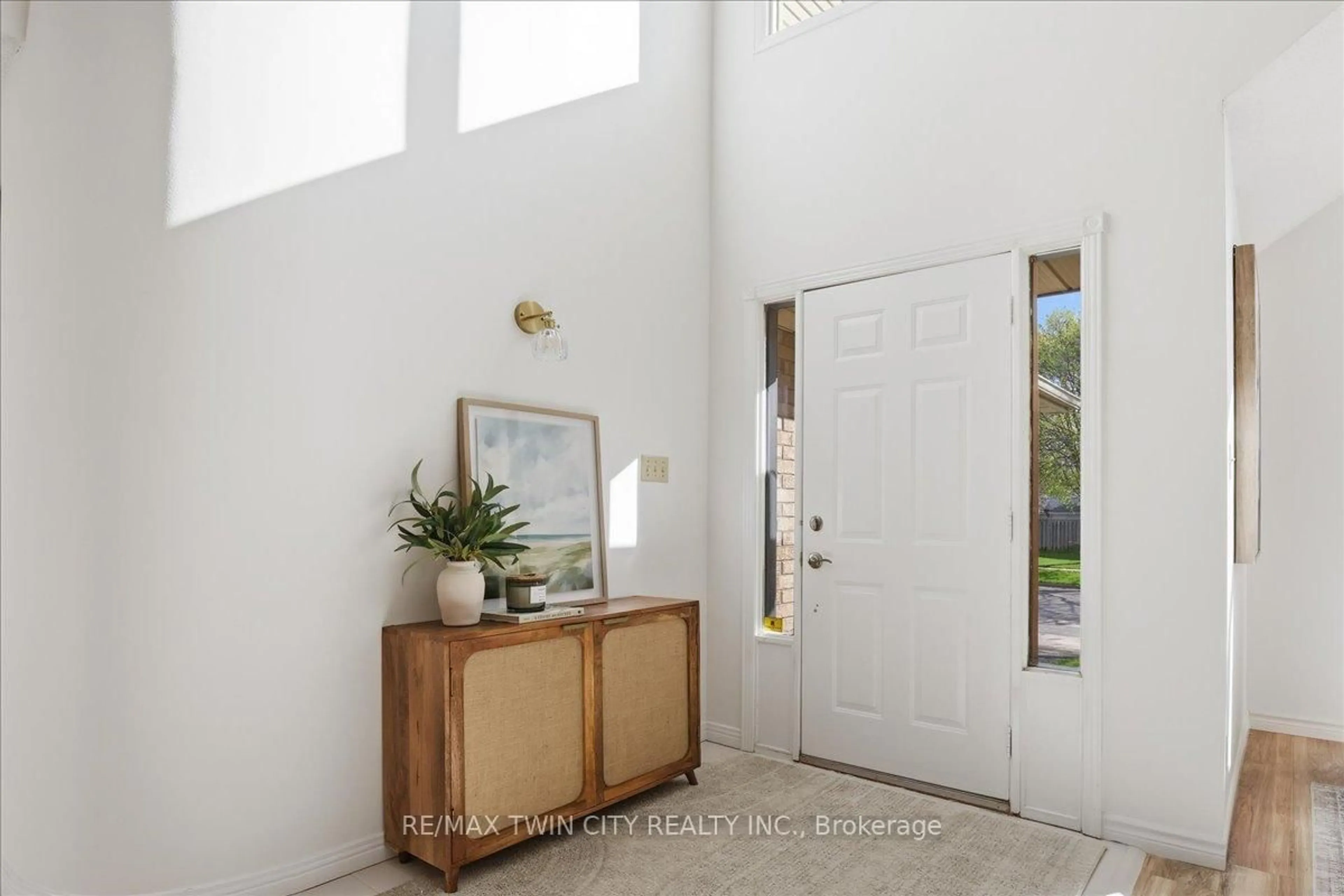 Indoor entryway for 26 Robertson Cres, Kitchener Ontario N2R 1E3