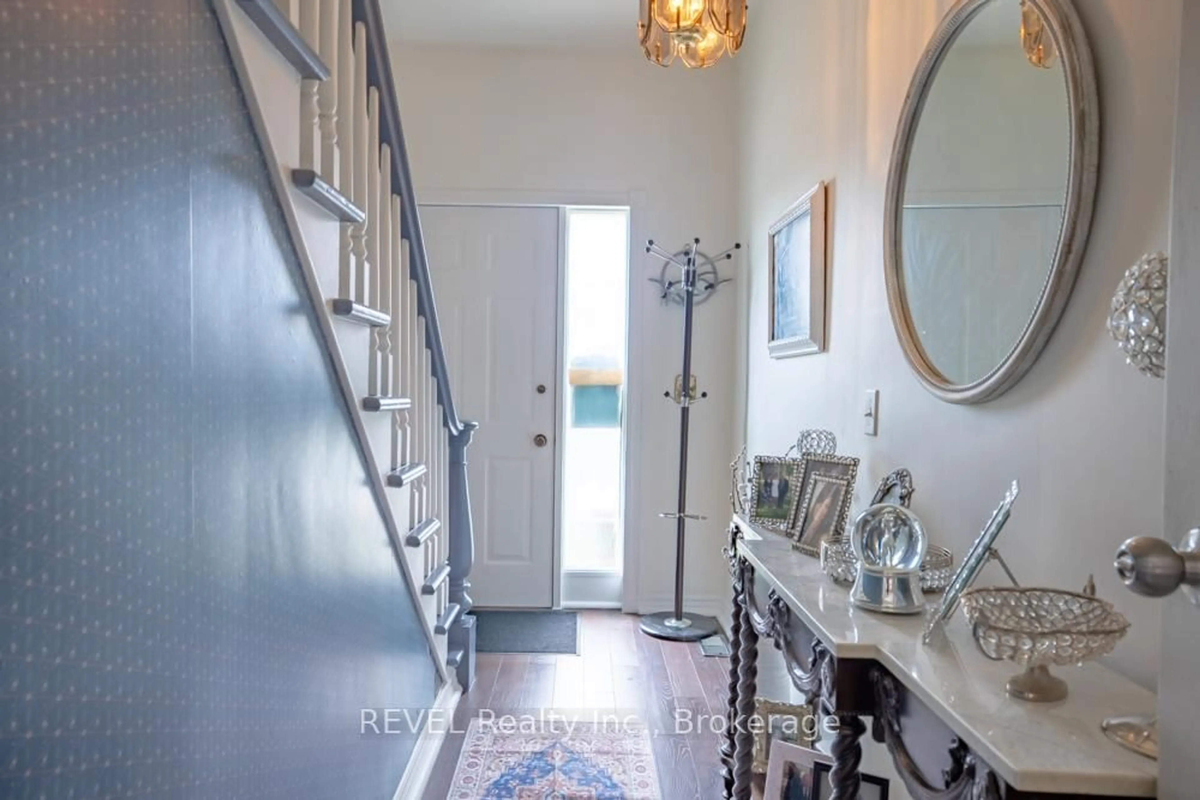 Indoor foyer for 10 Wiley St, St. Catharines Ontario L2R 4E5