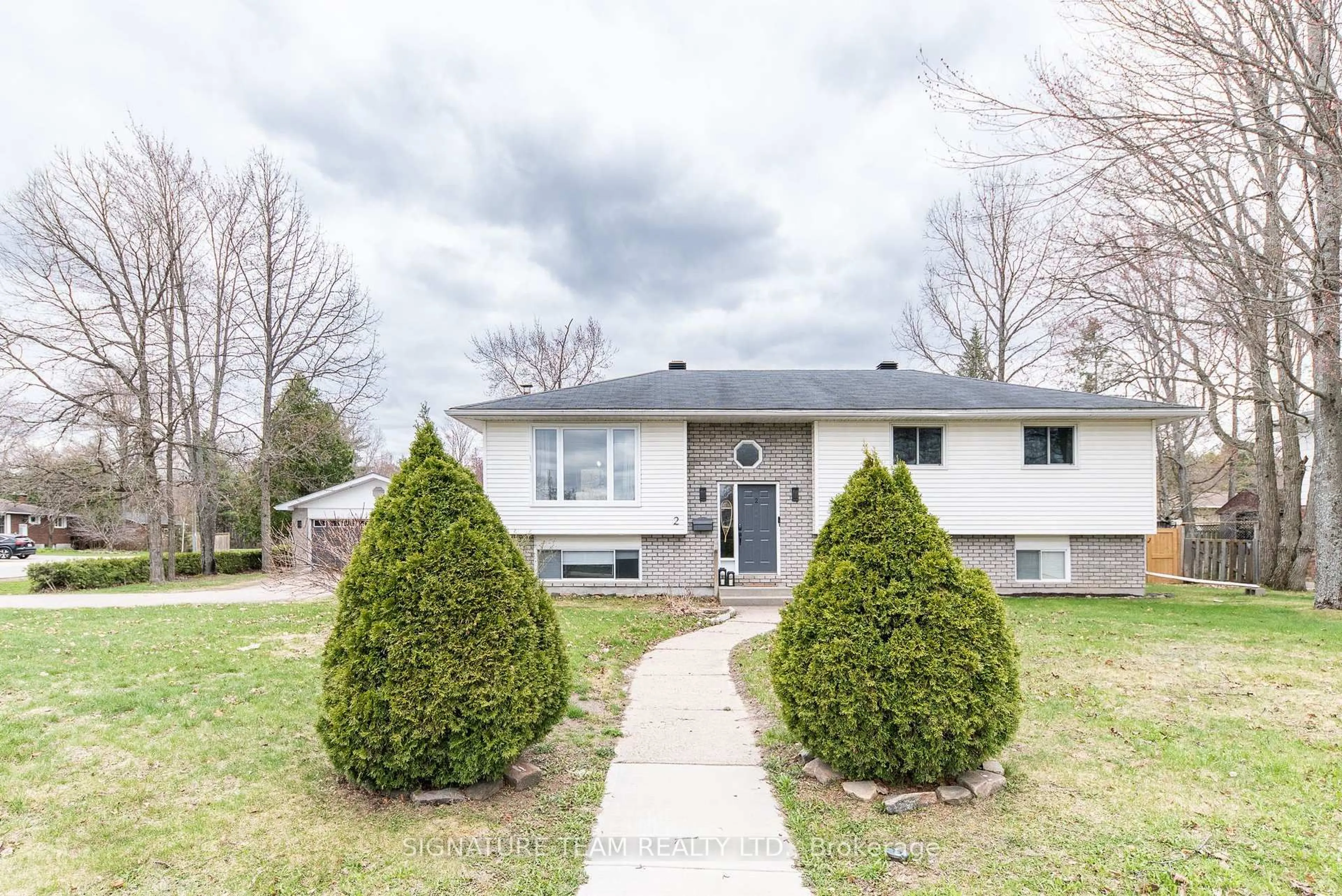 Home with vinyl exterior material, street for 2 Lisa Cres, Petawawa Ontario K8H 2Z9