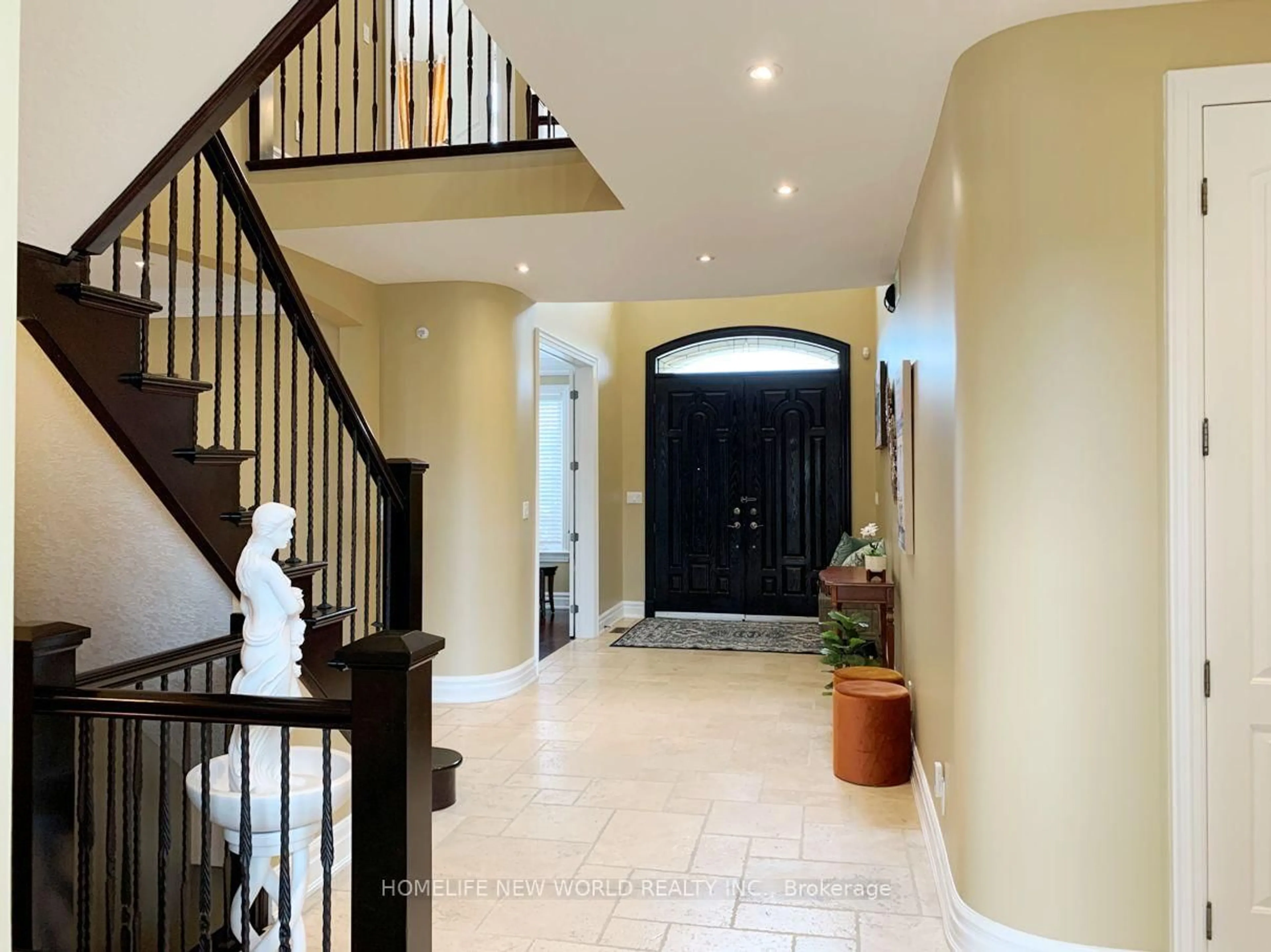 Indoor foyer for 106 Paige St, Kitchener Ontario N2K 4P6