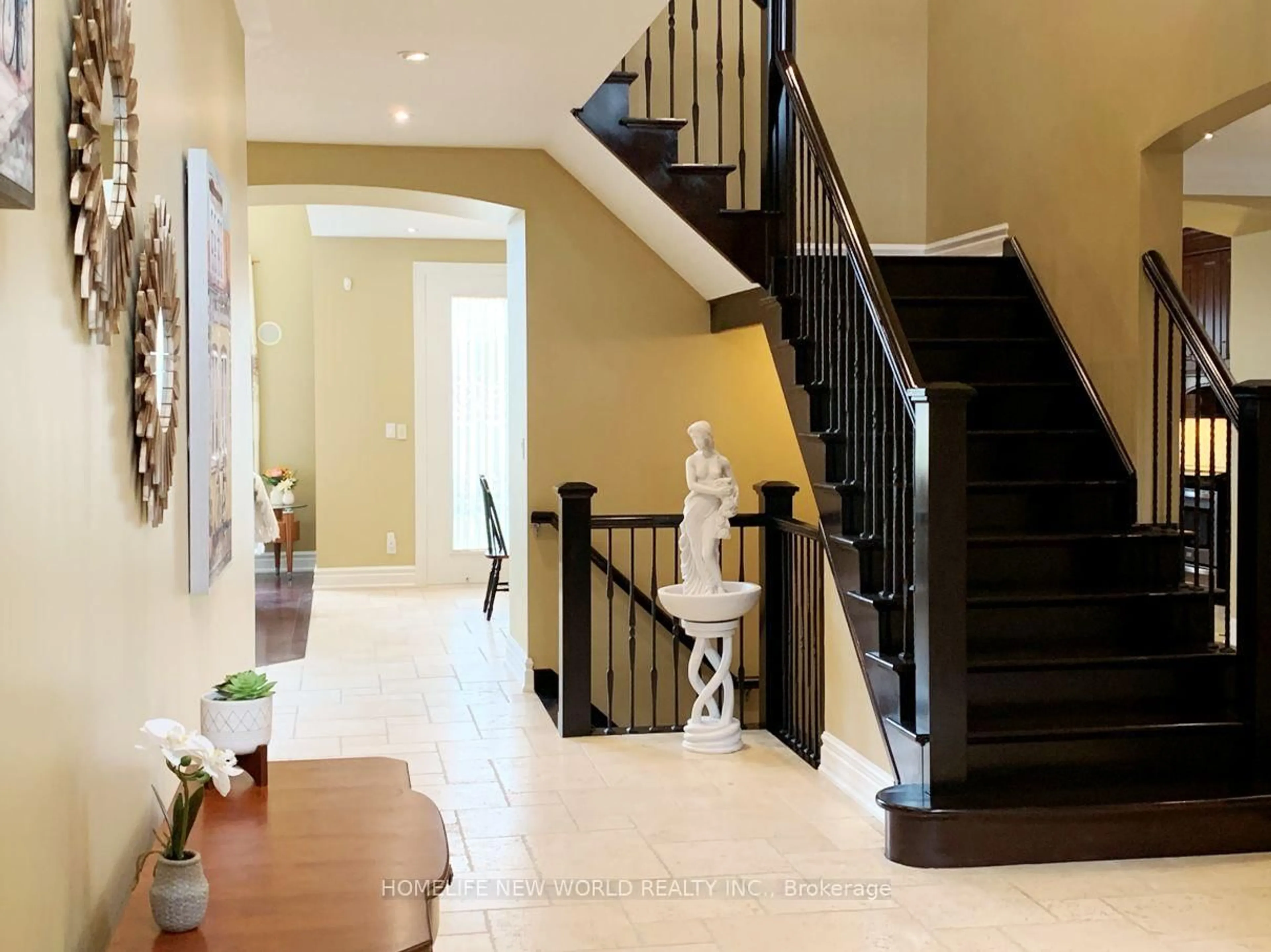 Indoor entryway for 106 Paige St, Kitchener Ontario N2K 4P6
