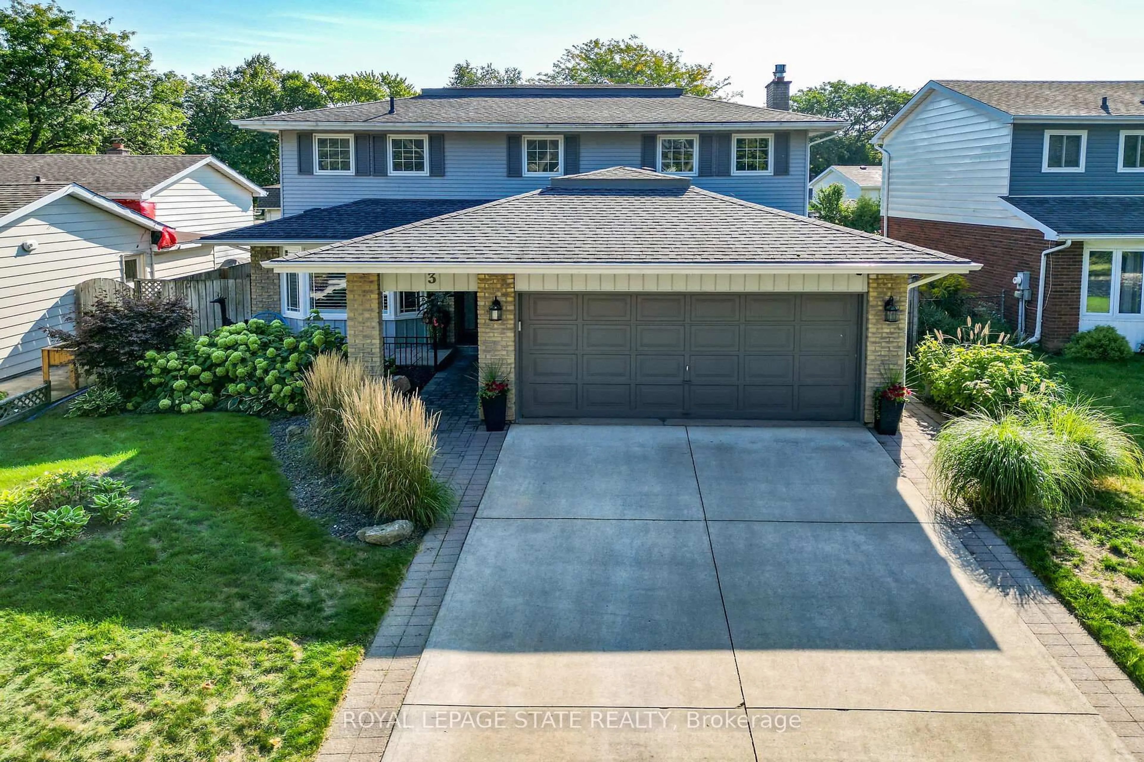 A pic from outside/outdoor area/front of a property/back of a property/a pic from drone, street for 3 Fairington Cres, St. Catharines Ontario L2N 5W2
