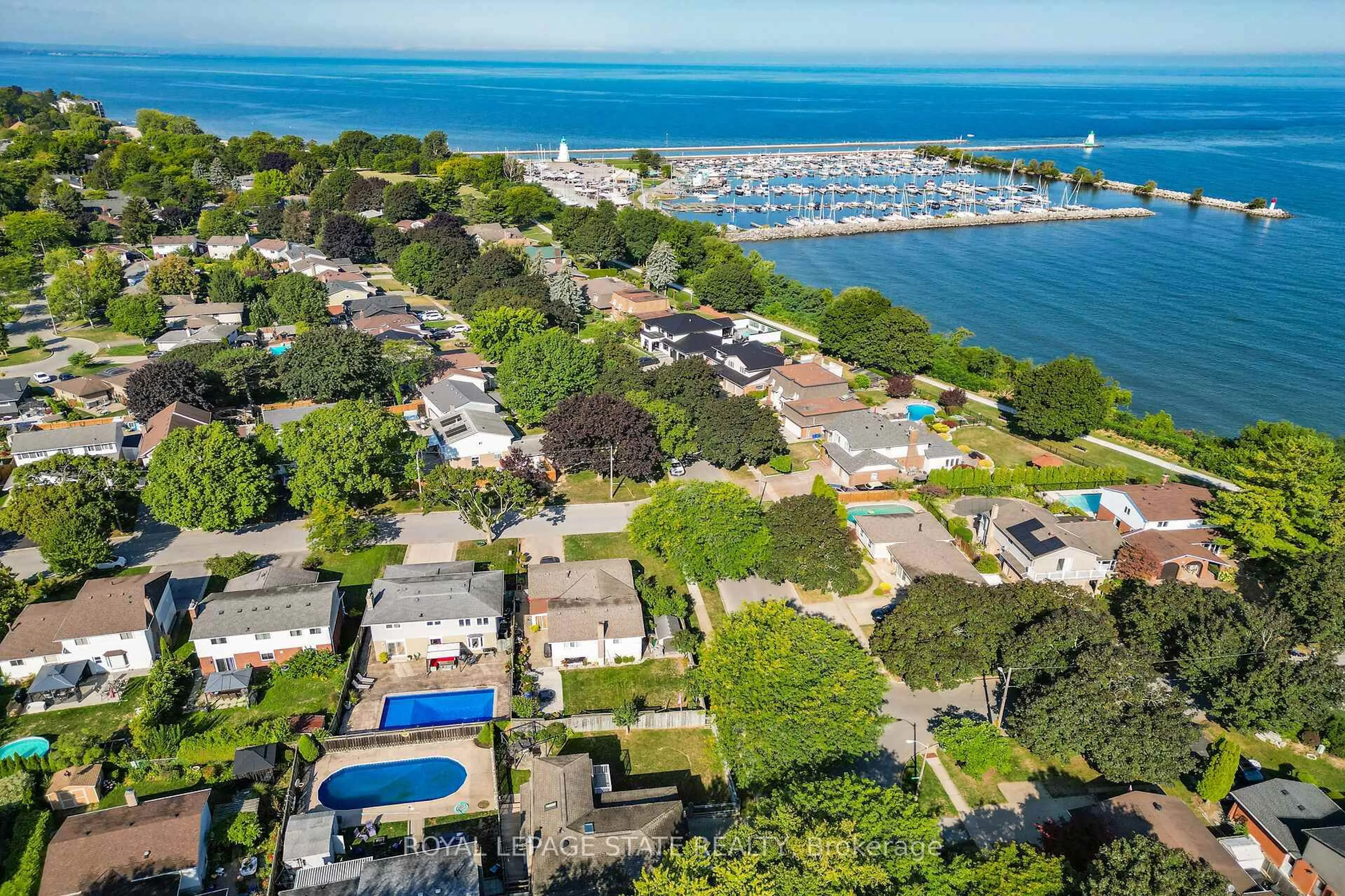 A pic from outside/outdoor area/front of a property/back of a property/a pic from drone, water/lake/river/ocean view for 3 Fairington Cres, St. Catharines Ontario L2N 5W2