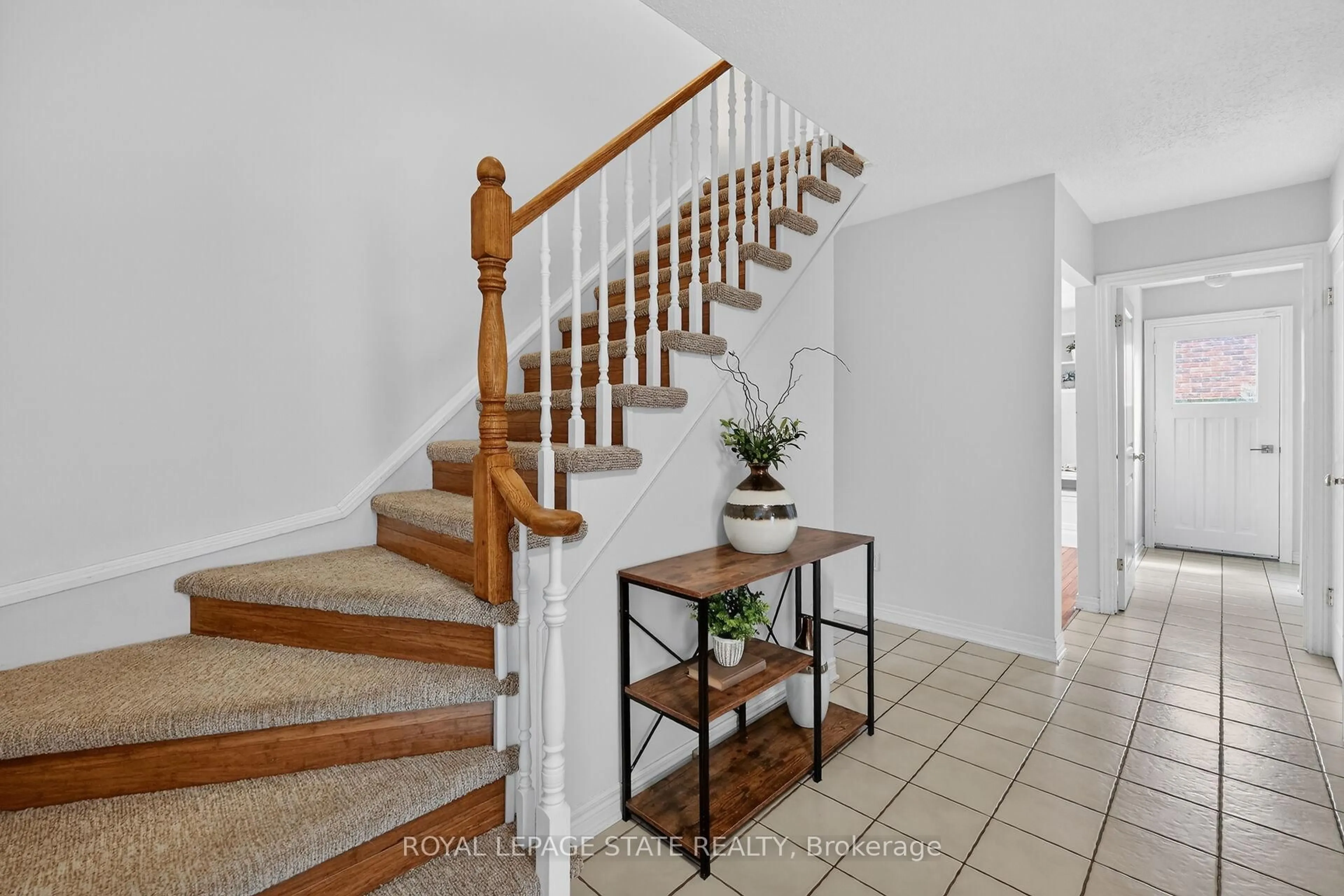 Indoor entryway for 3 Fairington Cres, St. Catharines Ontario L2N 5W2