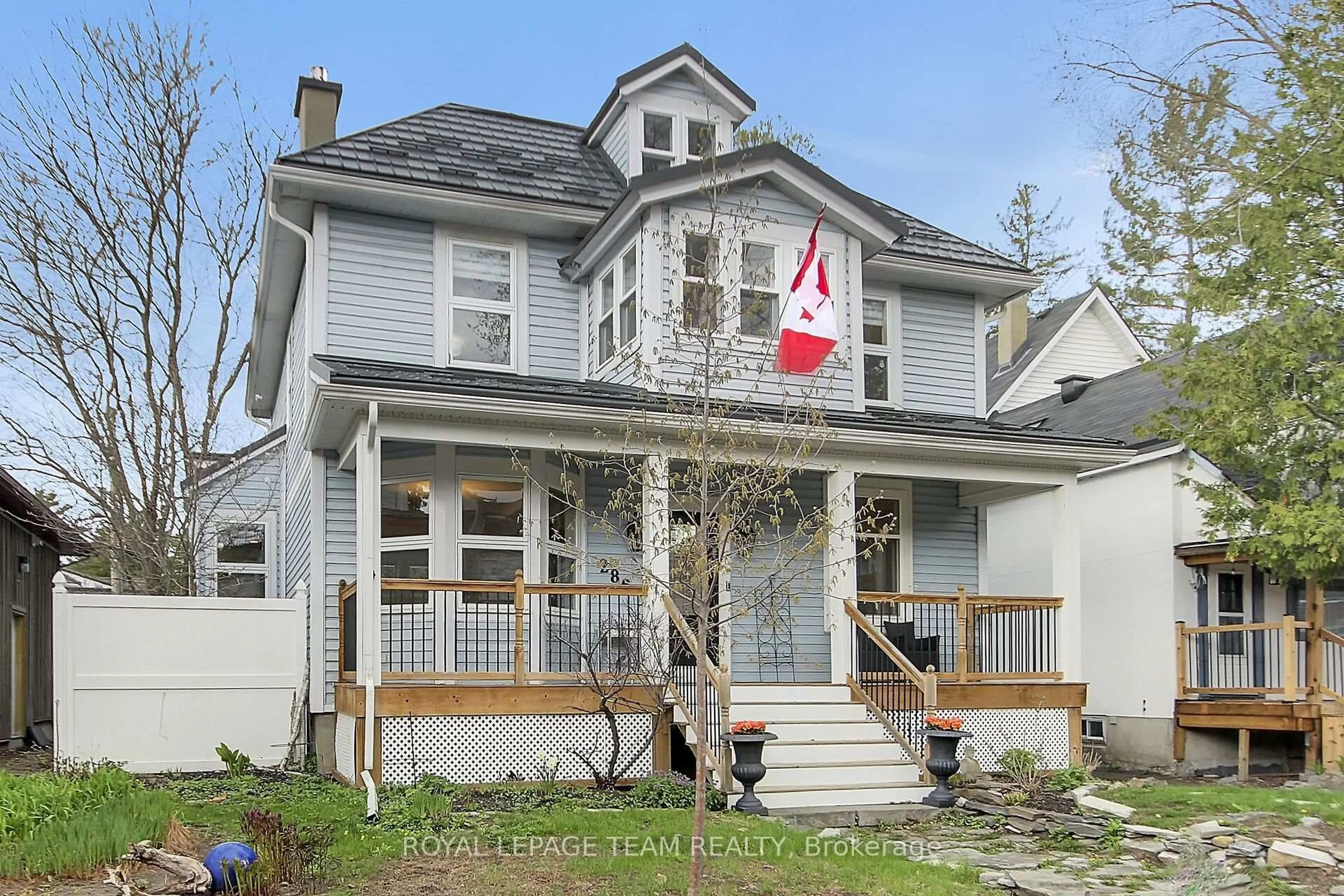 Home with vinyl exterior material, street for 286 Zephyr Ave, Ottawa Ontario K2B 5Z8