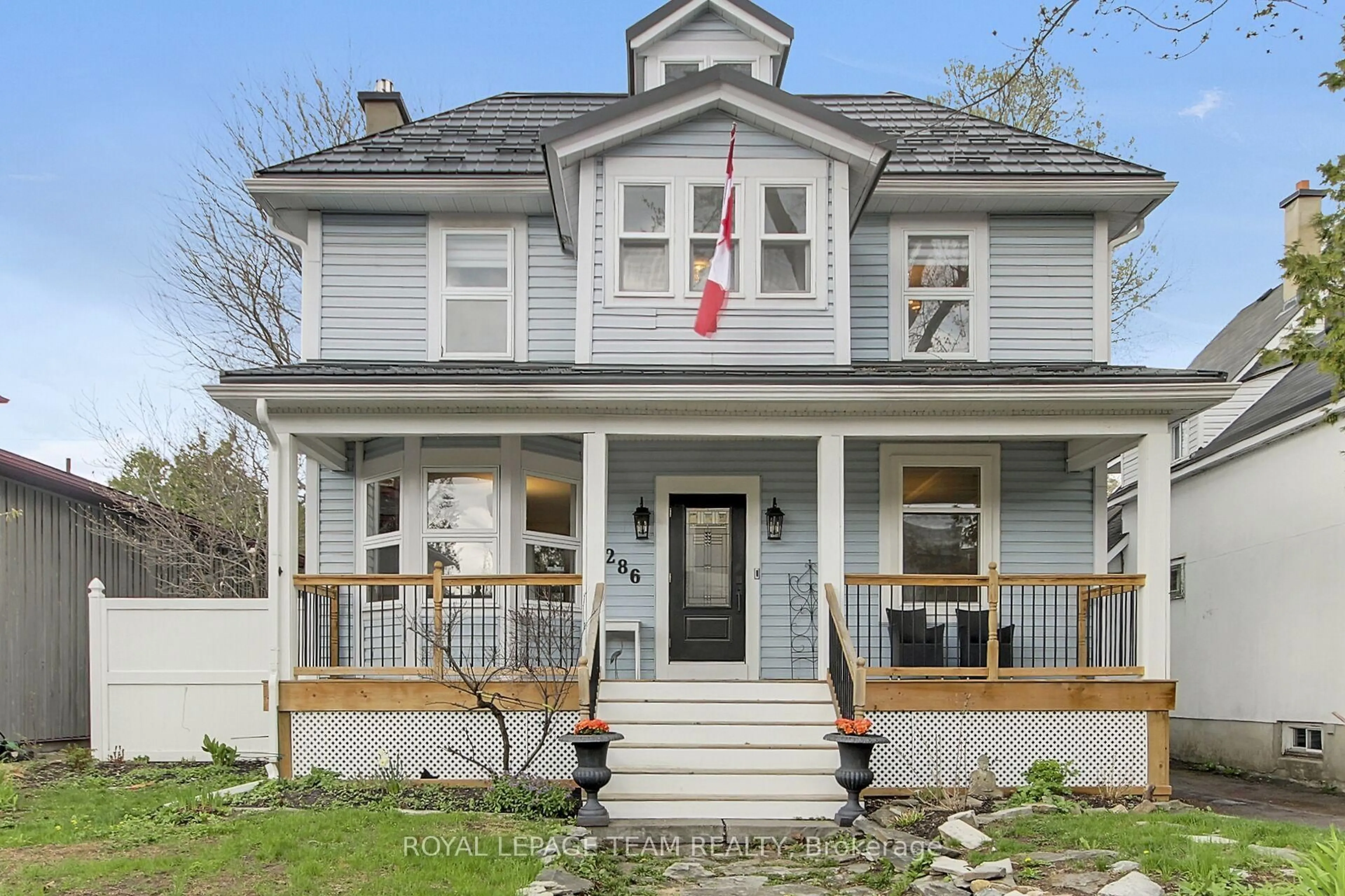 Home with vinyl exterior material, street for 286 Zephyr Ave, Ottawa Ontario K2B 5Z8