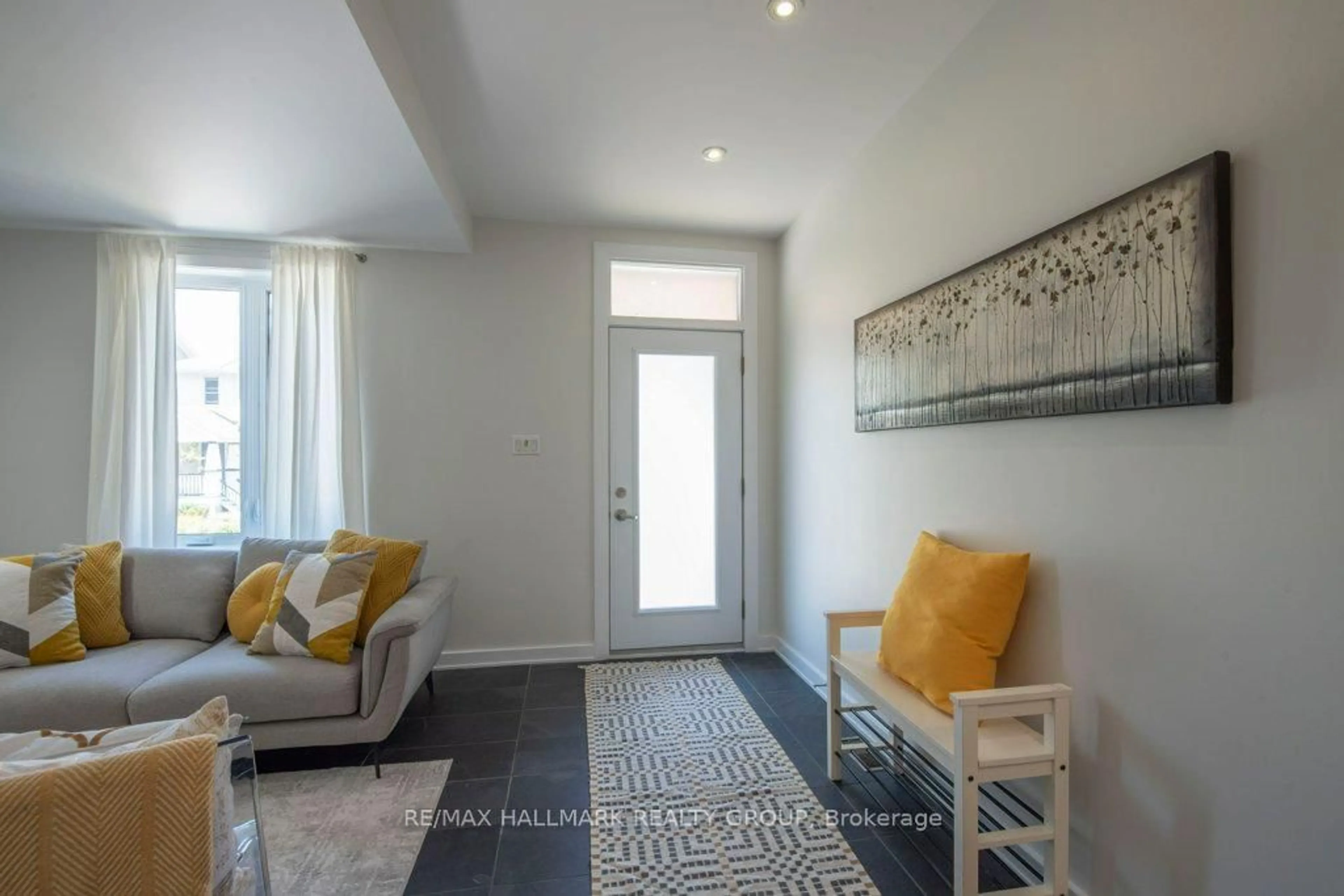Indoor entryway for 74 Brighton Ave, Ottawa Ontario K1S 0T2