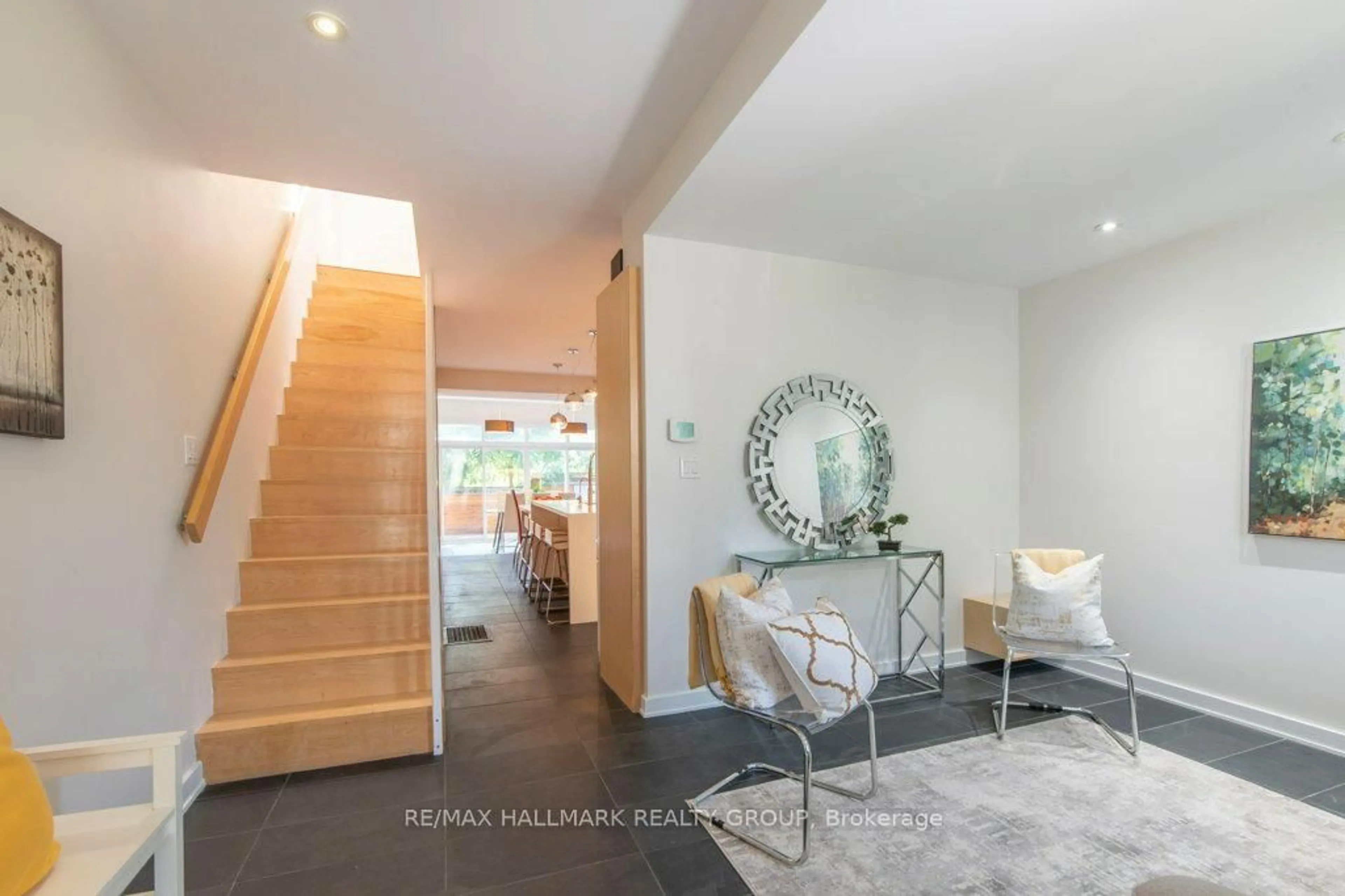 Indoor entryway for 74 Brighton Ave, Ottawa Ontario K1S 0T2