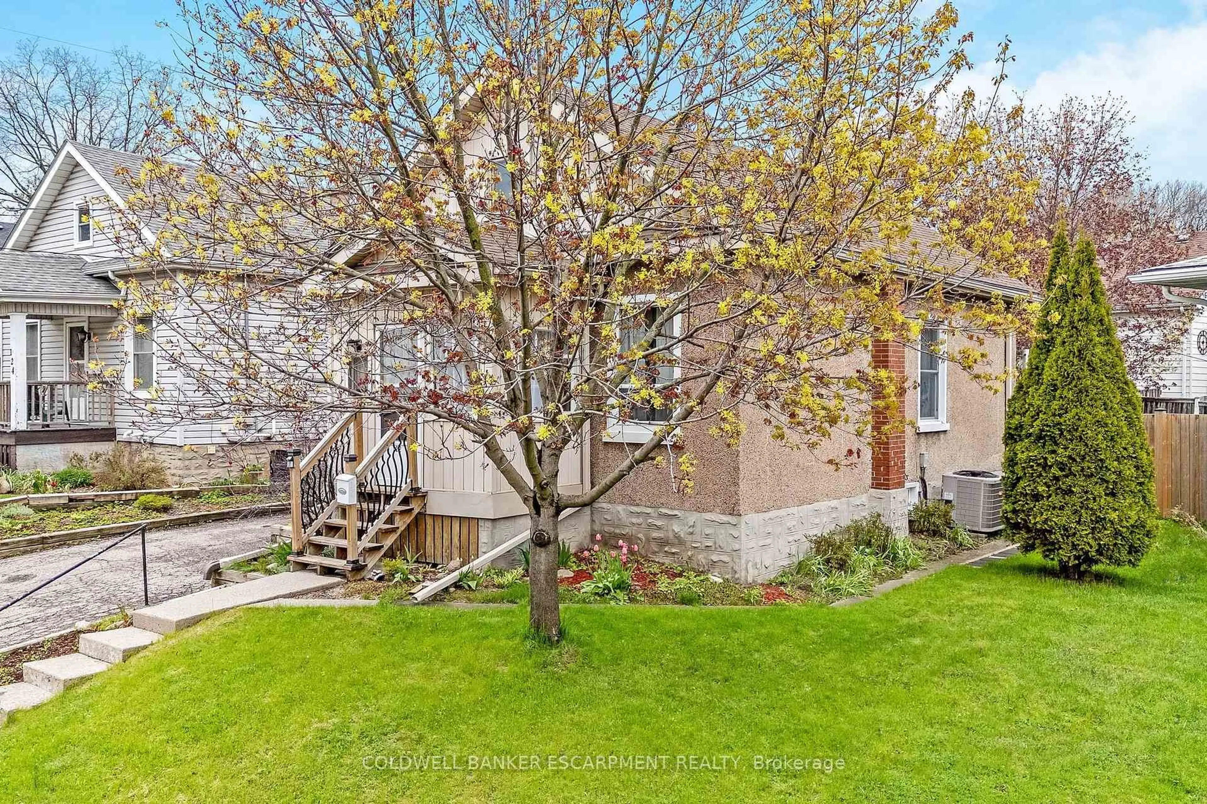 A pic from outside/outdoor area/front of a property/back of a property/a pic from drone, street for 122 Cedar St, Cambridge Ontario N1S 1W2