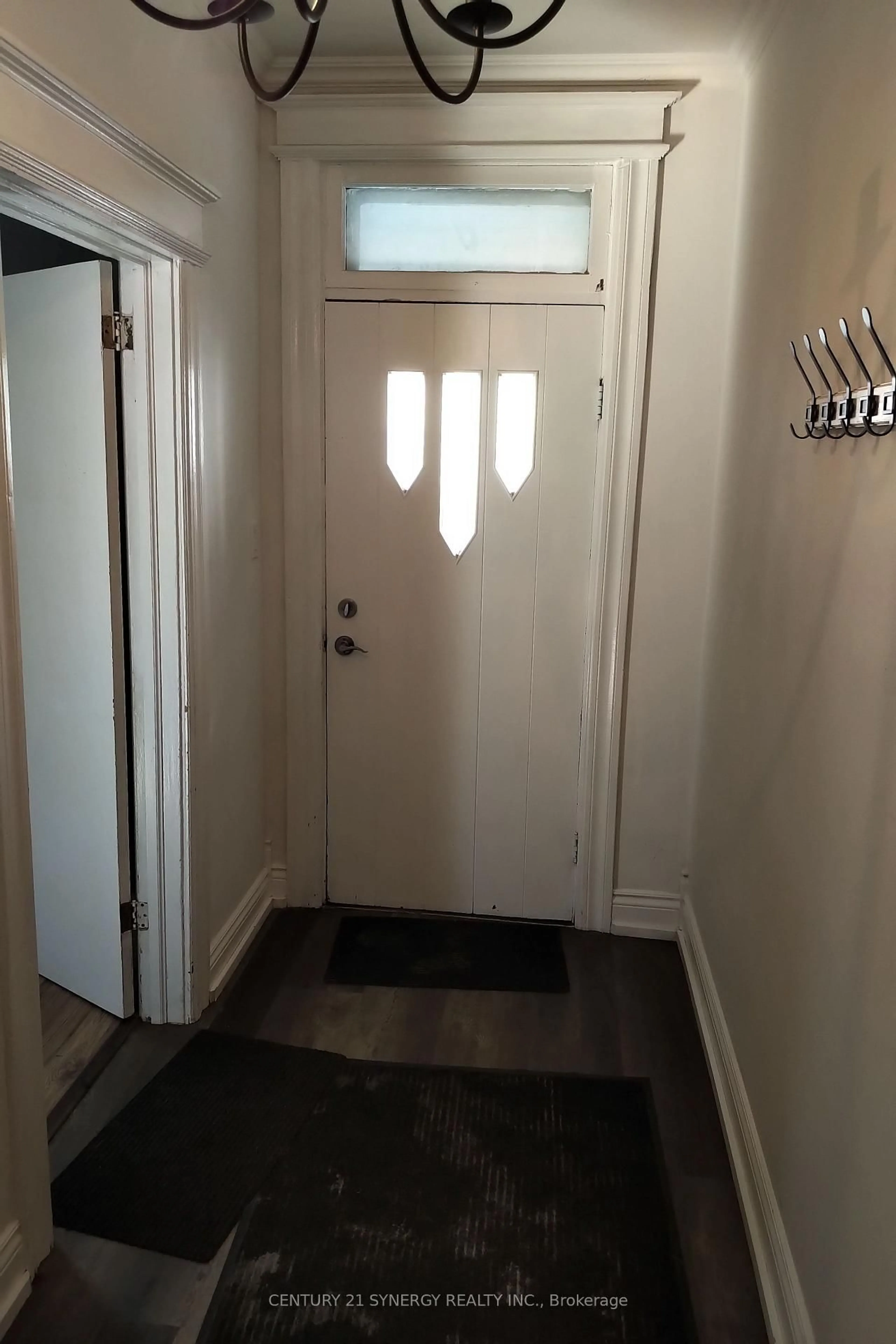Indoor entryway for 341 Parkdale Ave, Ottawa Ontario K1Y 1G7