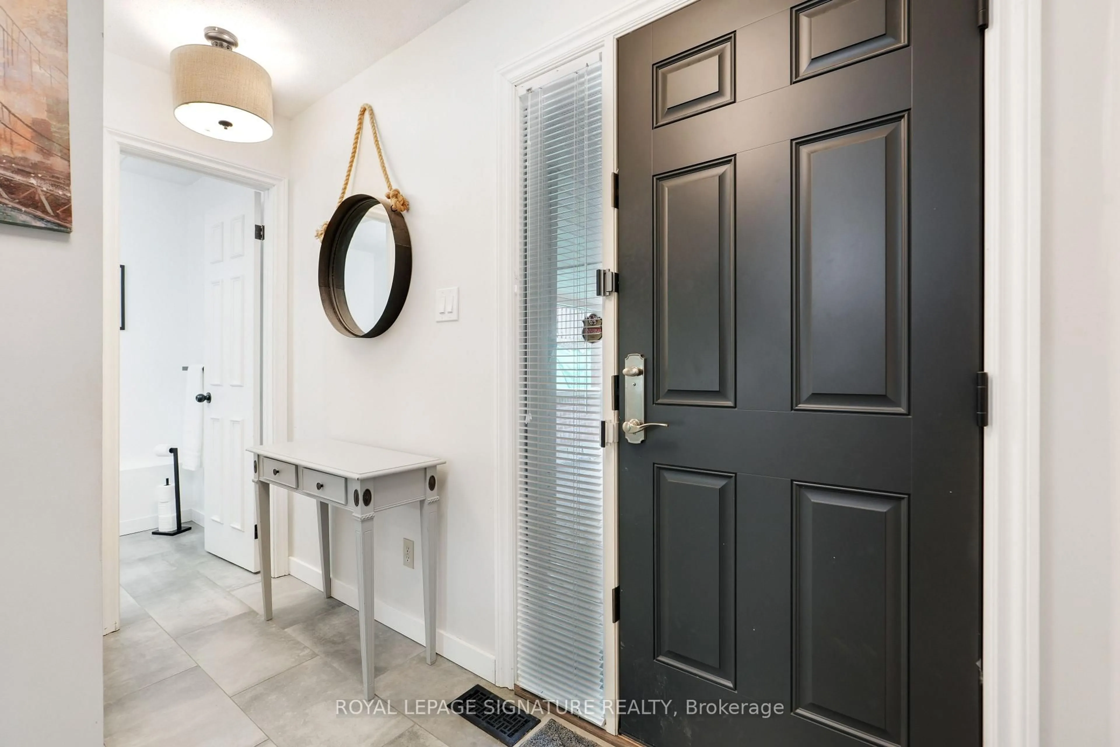Indoor entryway for 110 Havelock St #32, Ottawa Ontario K1S 5L3