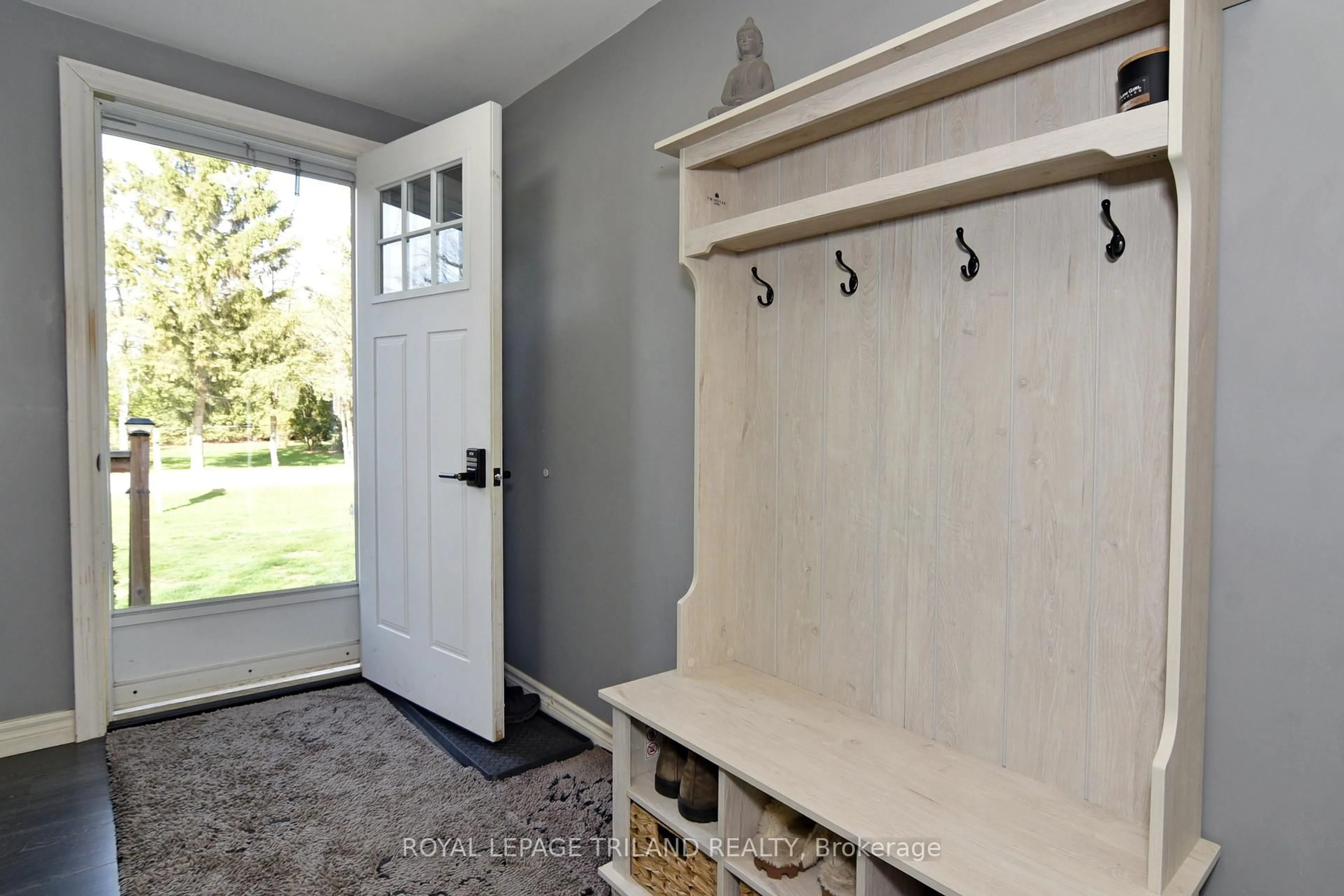Indoor entryway for 9967 Eric St, Lambton Shores Ontario N0M 2N0