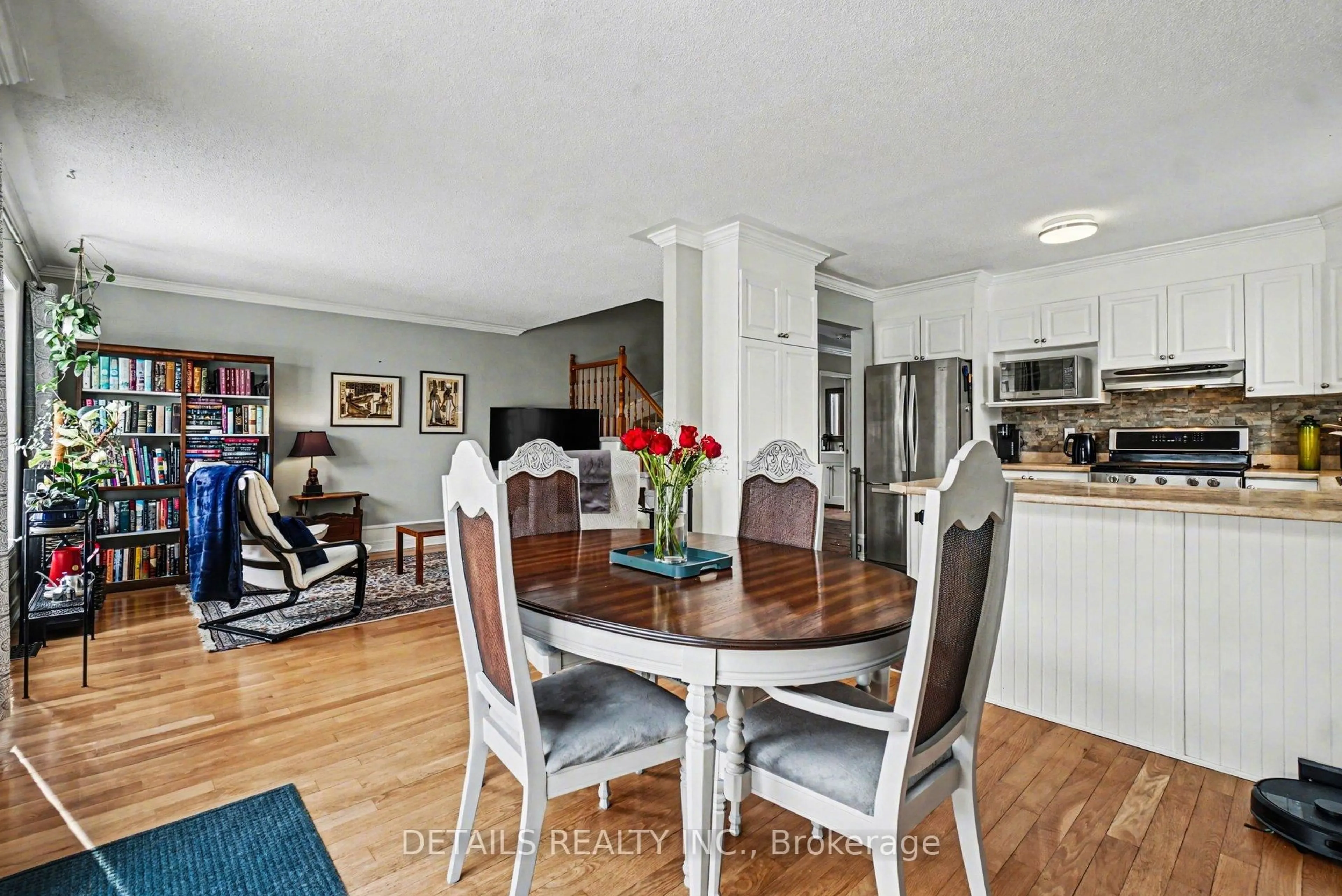 Dining room, wood/laminate floor for 212 Sandra Cres, Clarence-Rockland Ontario K4K 1R9