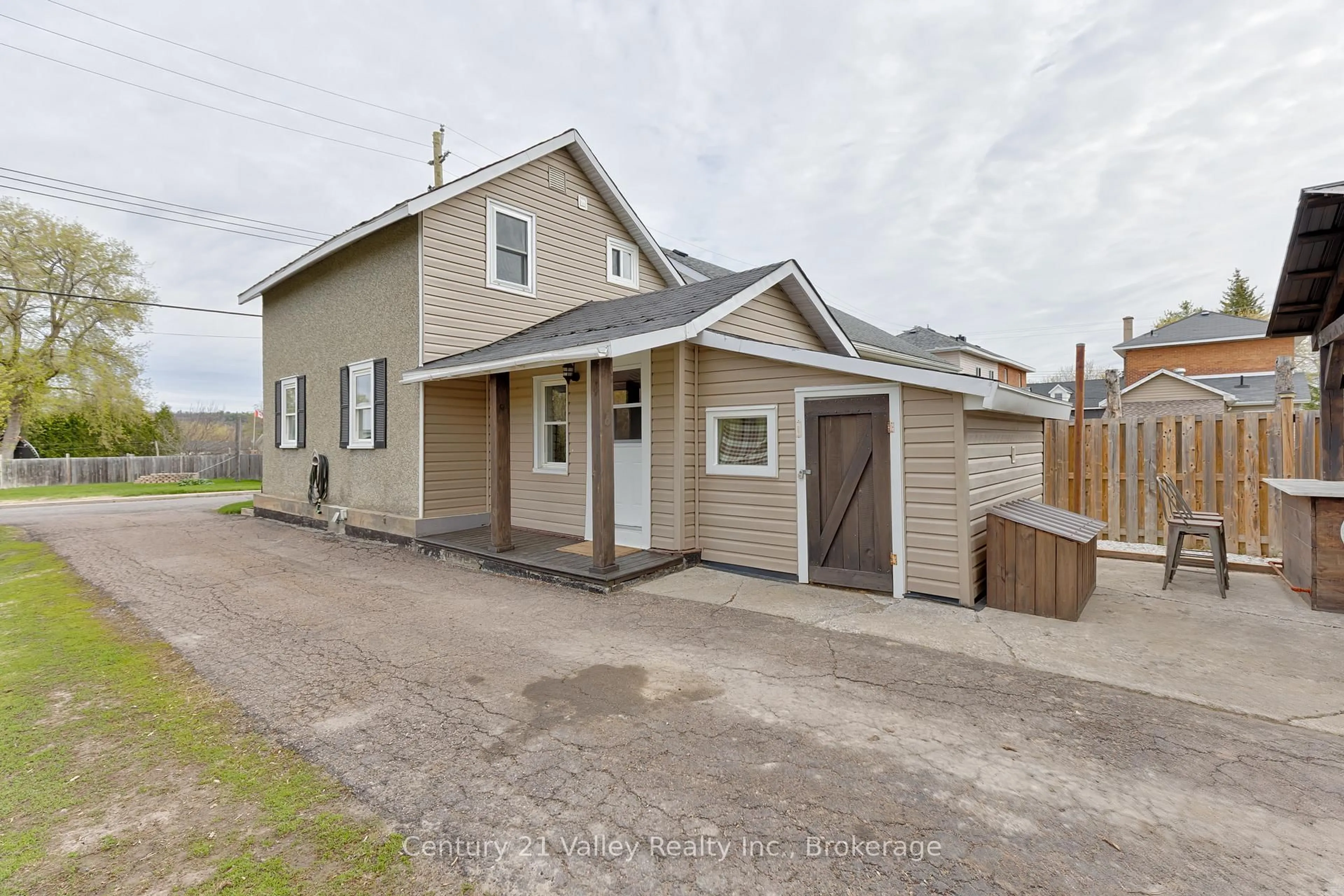 A pic from outside/outdoor area/front of a property/back of a property/a pic from drone, street for 319 Mary Ave, Renfrew Ontario K7V 3P3