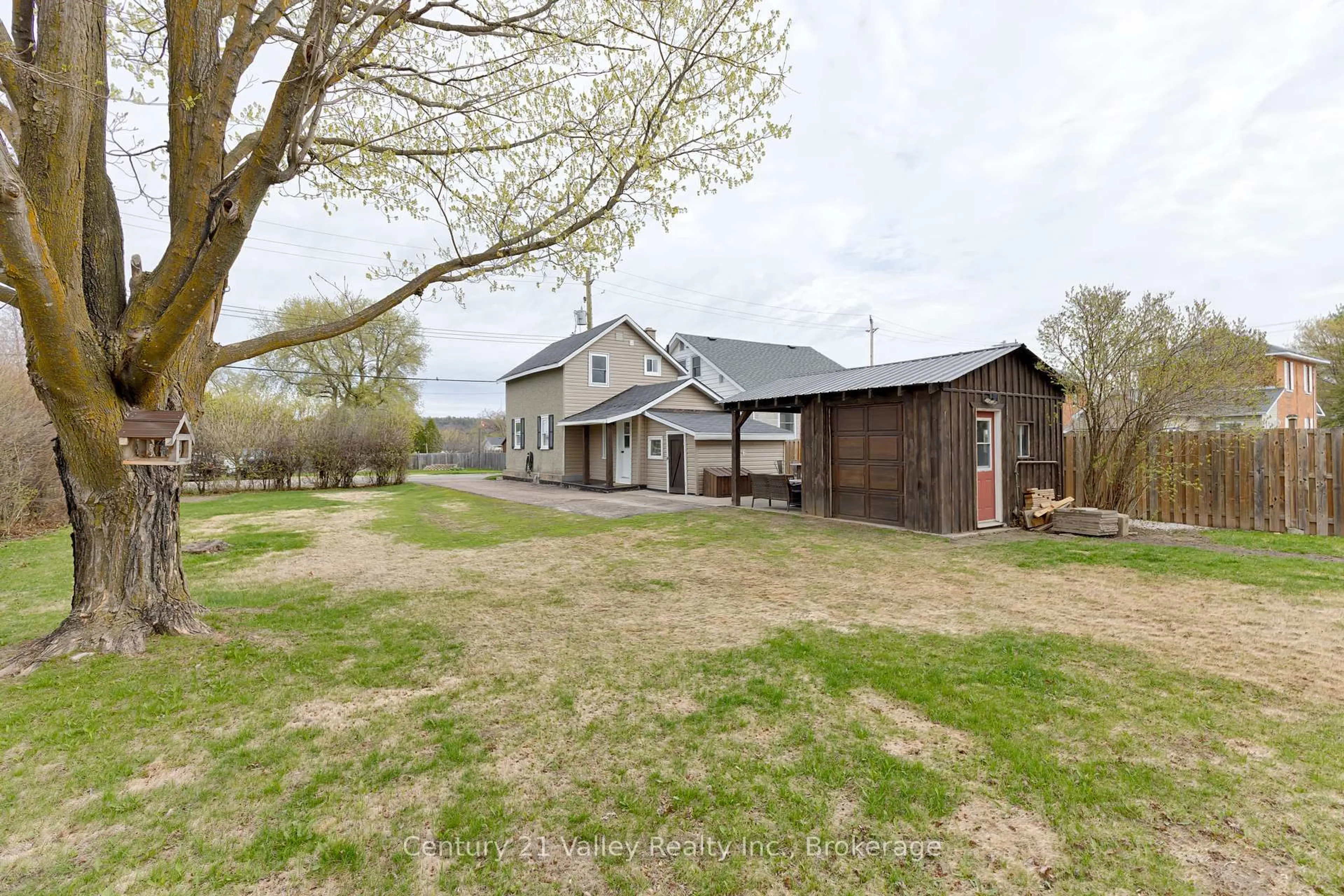 A pic from outside/outdoor area/front of a property/back of a property/a pic from drone, unknown for 319 Mary Ave, Renfrew Ontario K7V 3P3