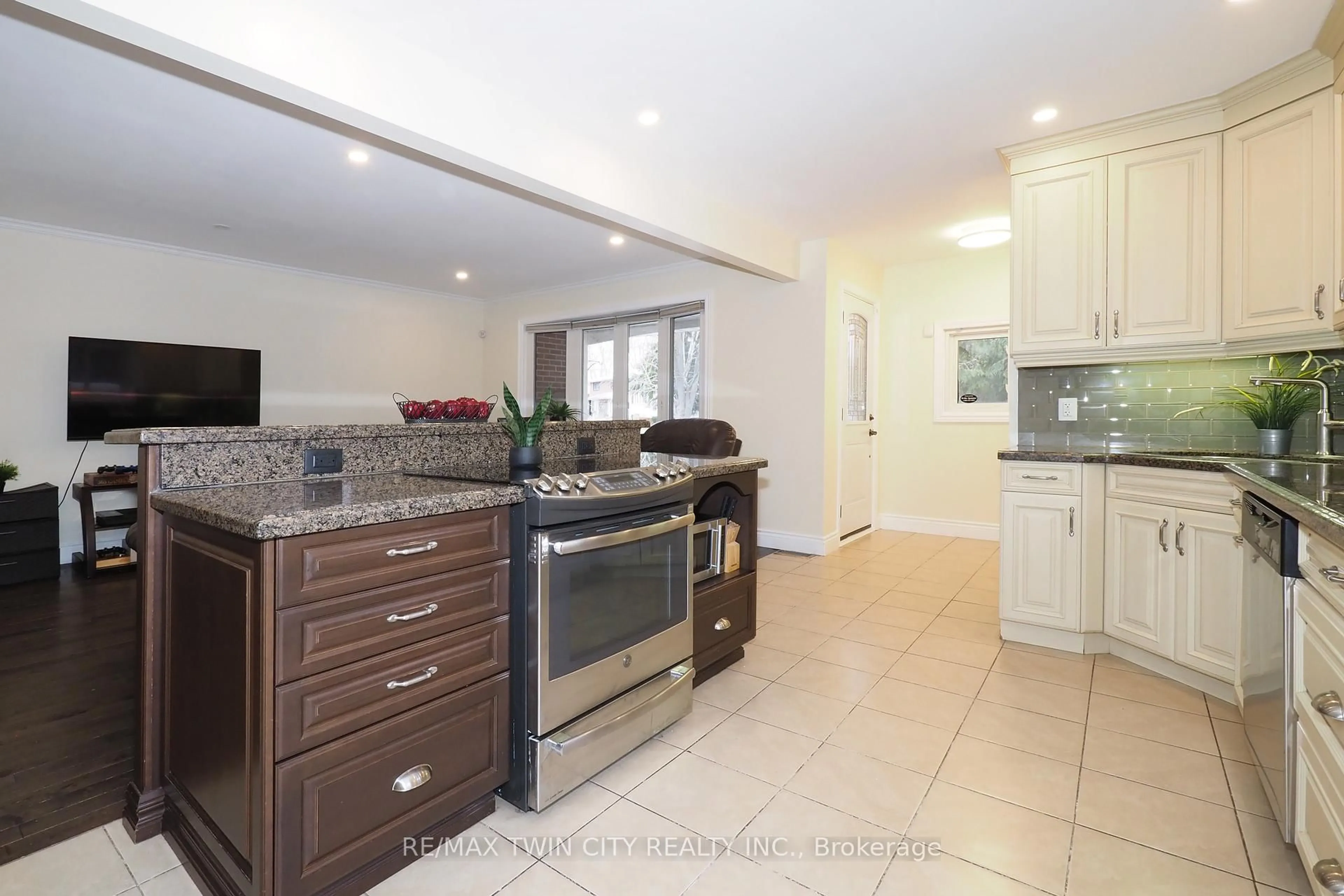 Open concept kitchen, ceramic/tile floor for 163 Pinegrove Cres, Waterloo Ontario N2L 4T9