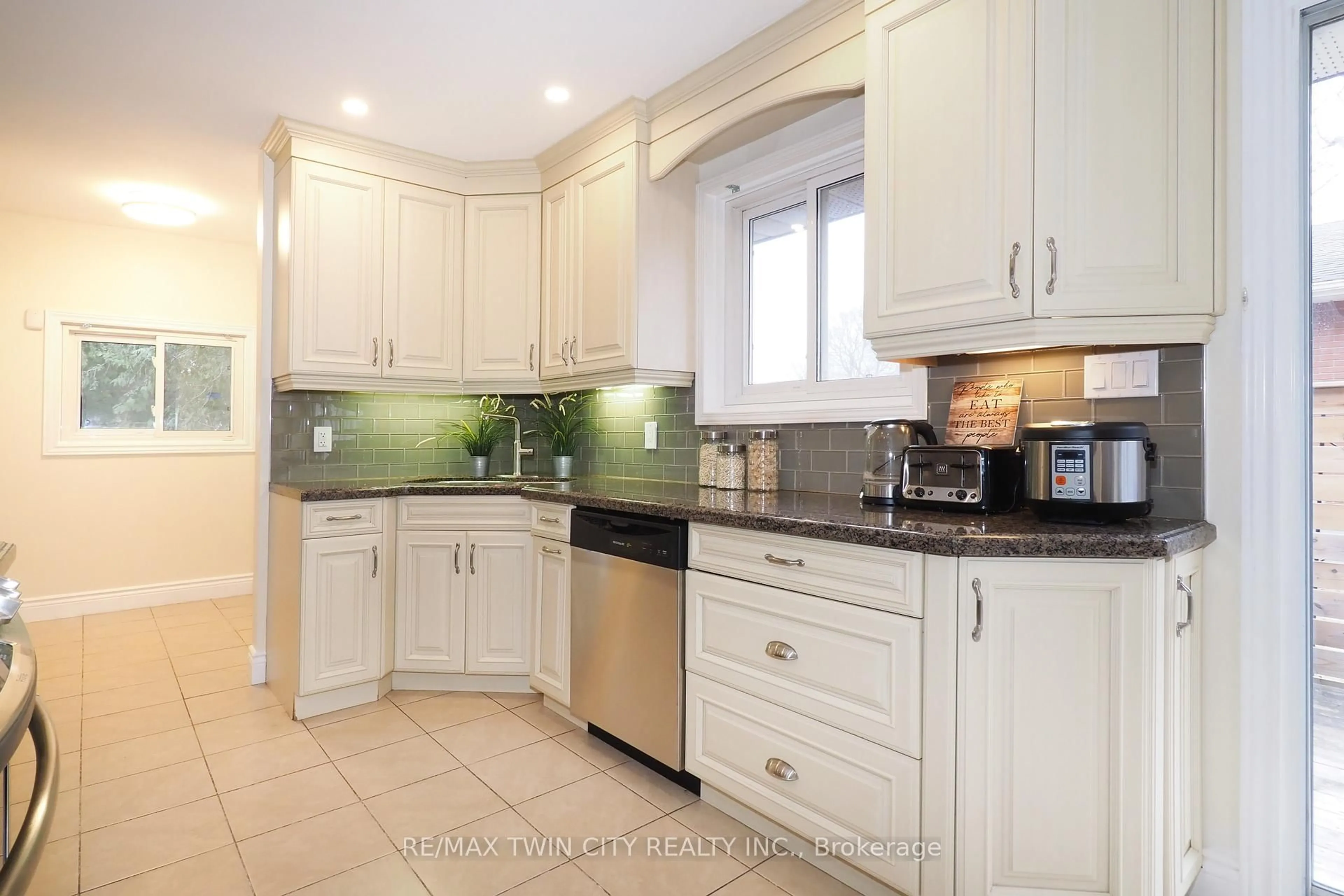 Open concept kitchen, ceramic/tile floor for 163 Pinegrove Cres, Waterloo Ontario N2L 4T9