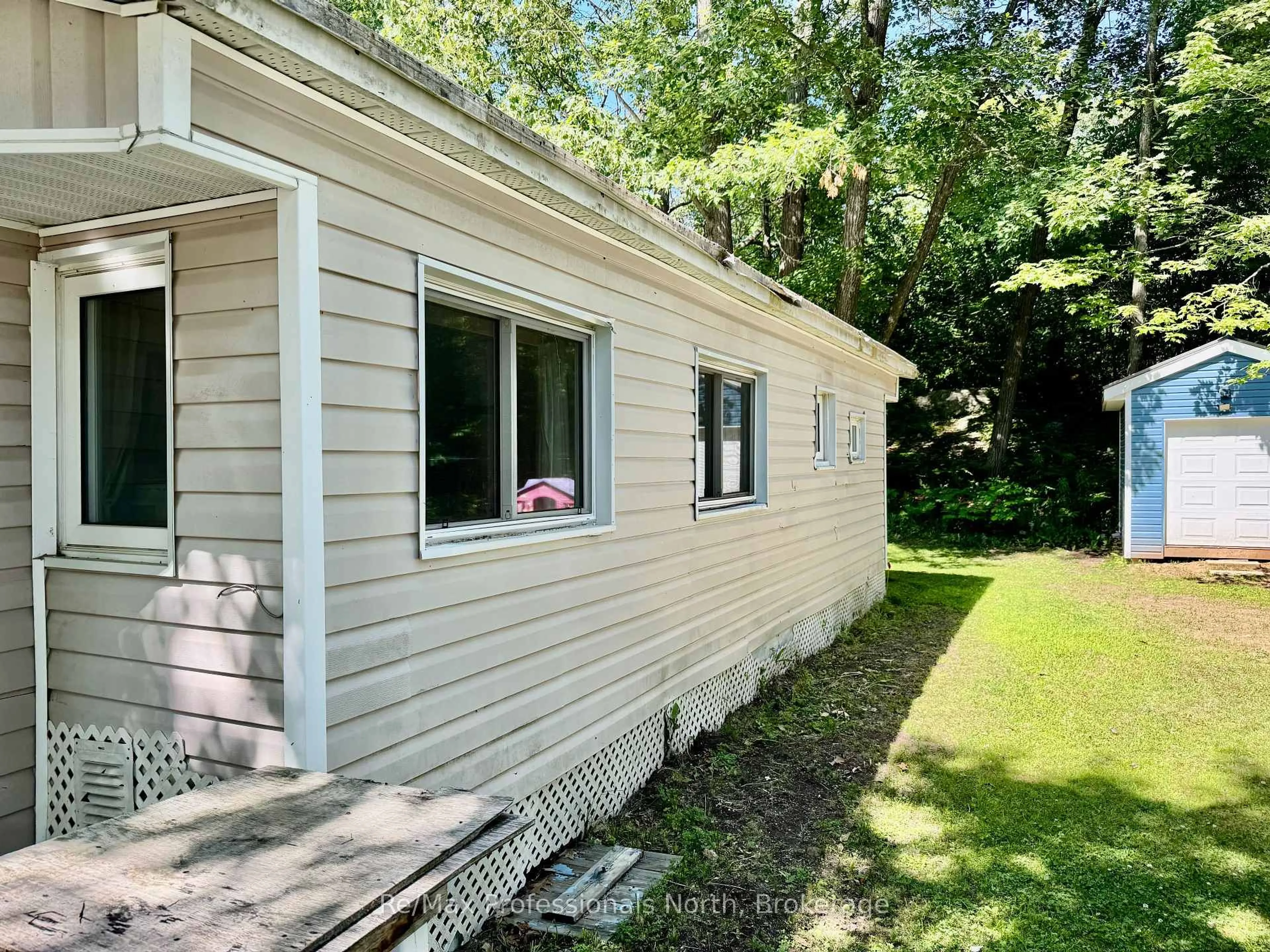 Home with vinyl exterior material, building for 1007 RACOON Rd #72, Gravenhurst Ontario P1P 0C3