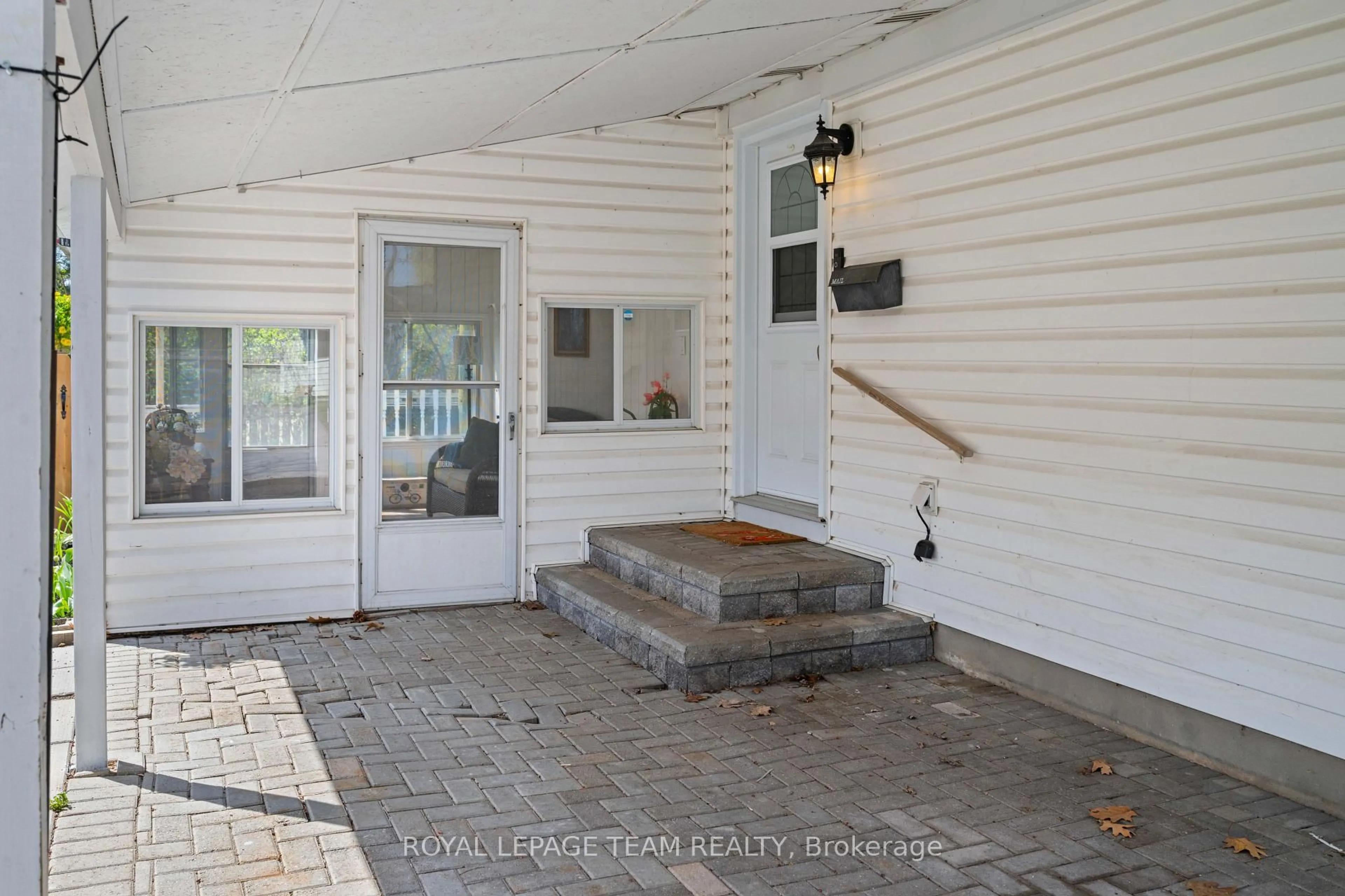 Indoor entryway for 153 Post Rd, Ottawa Ontario K2L 1L1