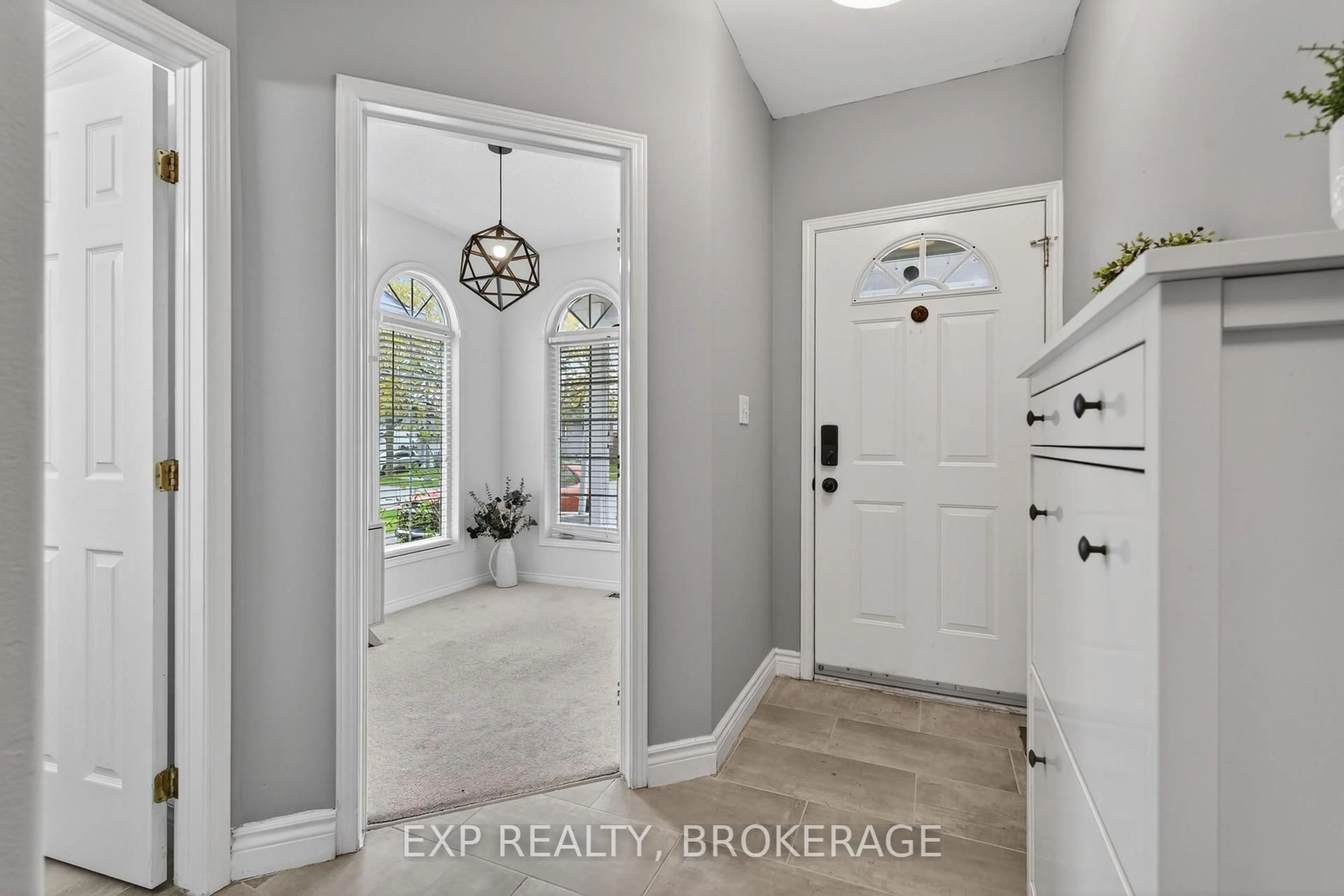 Indoor entryway for 584 FREEMAN Cres, Kingston Ontario K7K 7H6