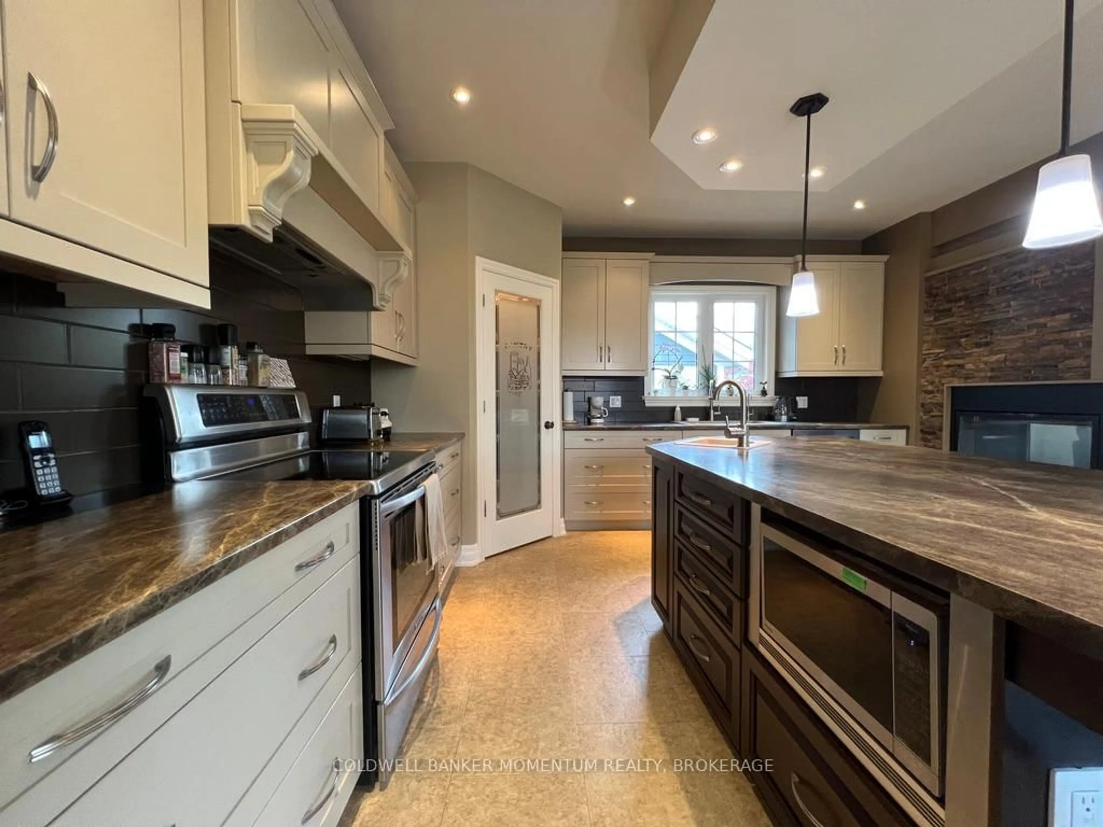 Open concept kitchen, ceramic/tile floor for 22 John St, St. Catharines Ontario L2N 4P1