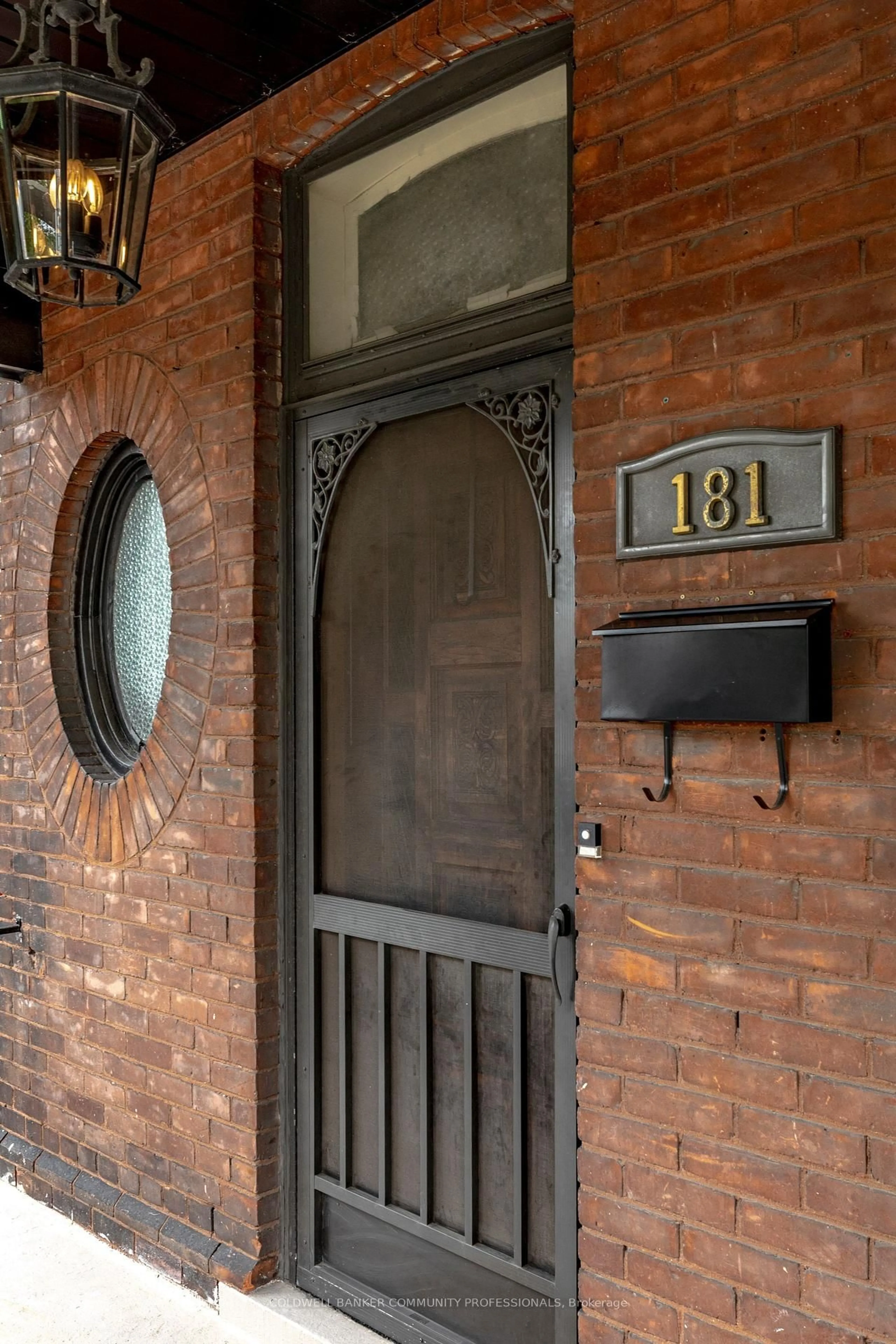 Indoor entryway for 181 Simcoe St, Hamilton Ontario L8L 3N7
