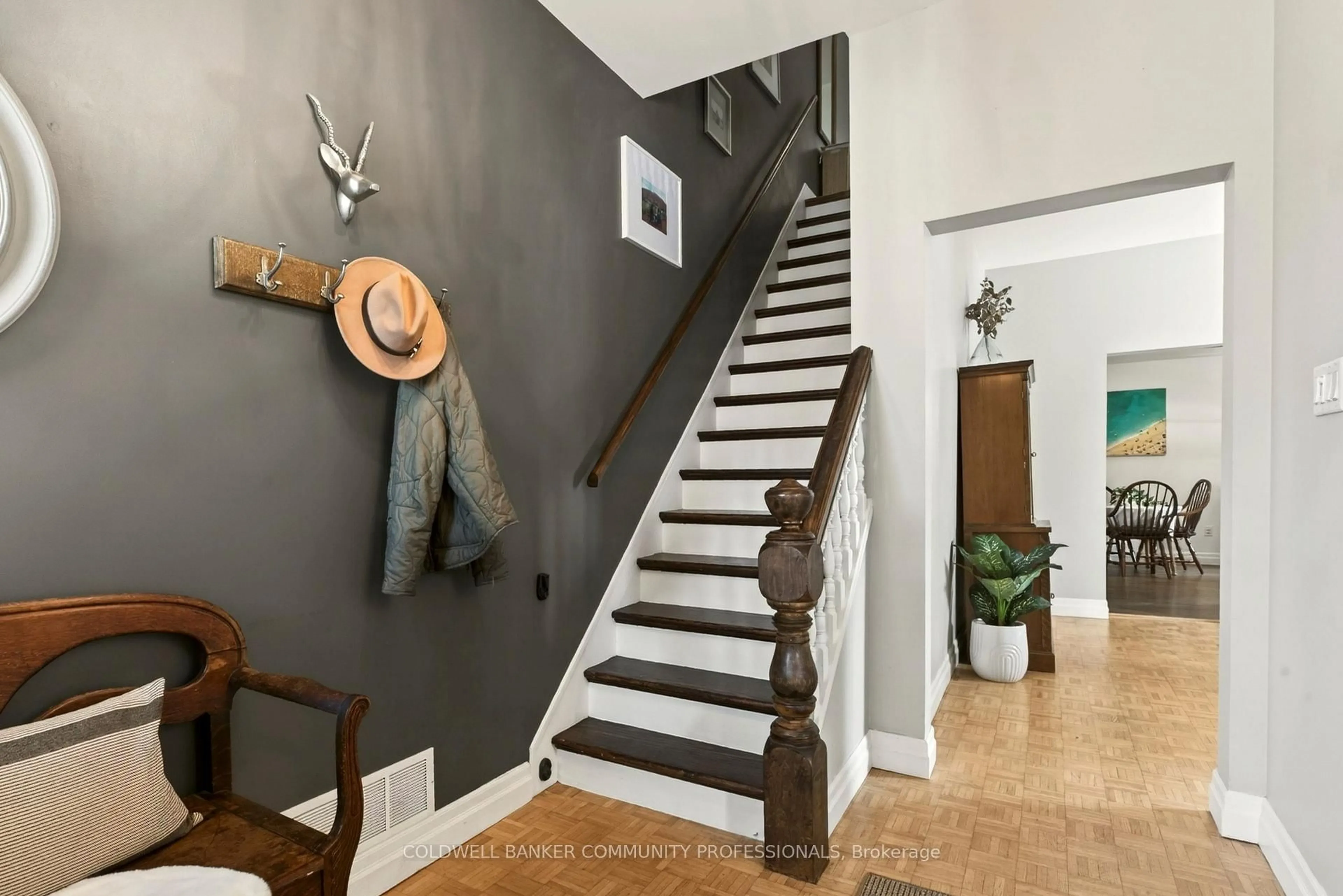 Indoor entryway for 181 Simcoe St, Hamilton Ontario L8L 3N7