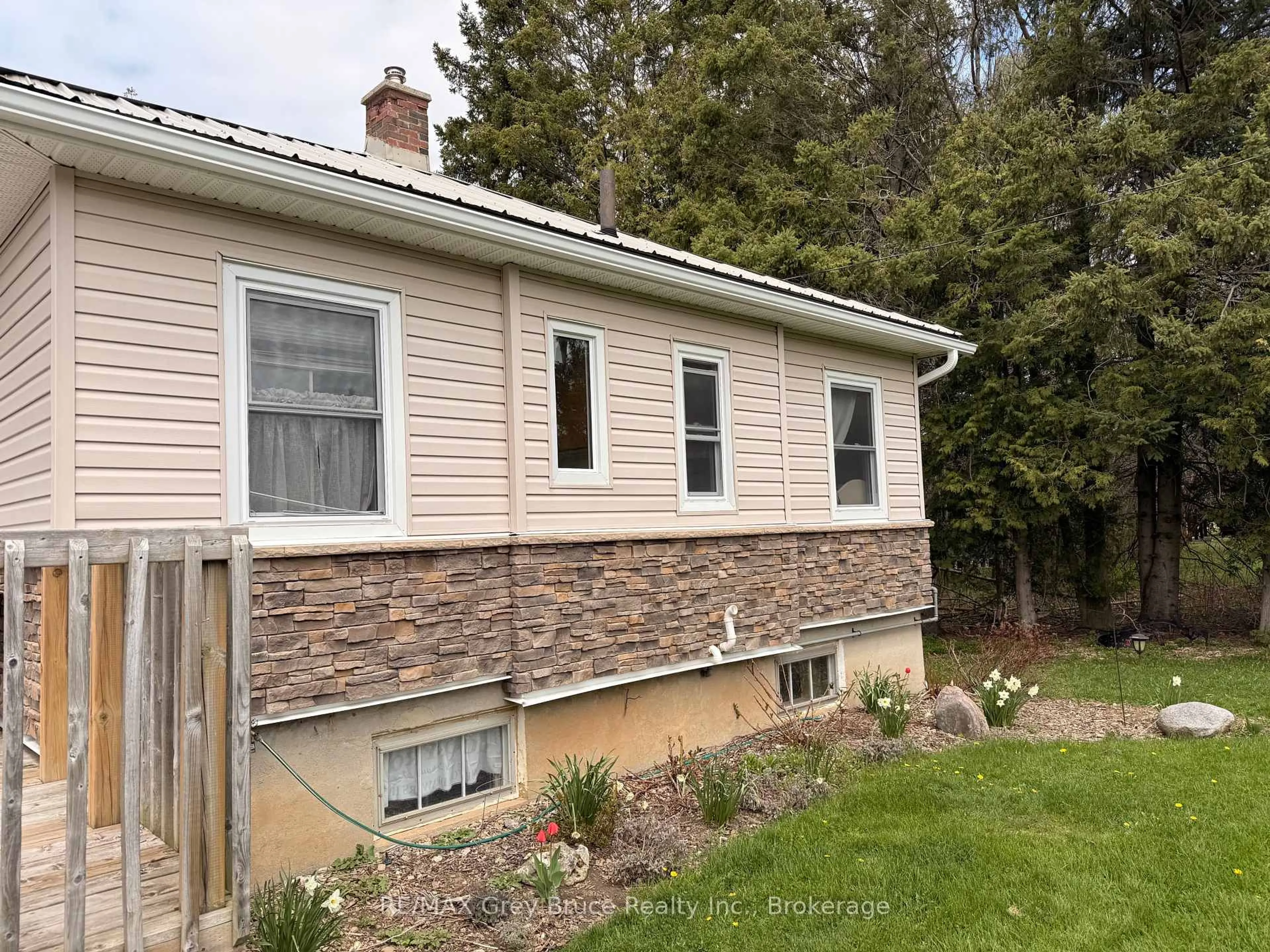 Home with vinyl exterior material, unknown for 173 Grandore St, Georgian Bluffs Ontario N0H 2T0