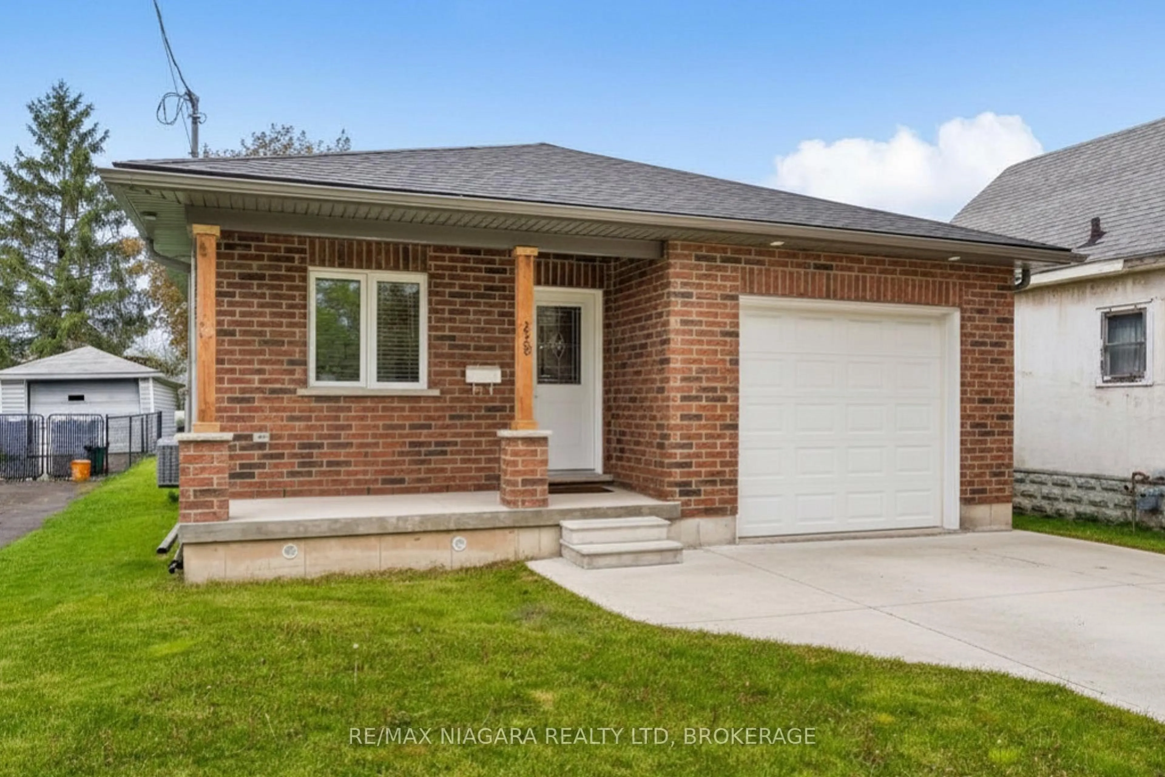 Home with brick exterior material, street for 228 Lincoln St, Welland Ontario L3B 4M9