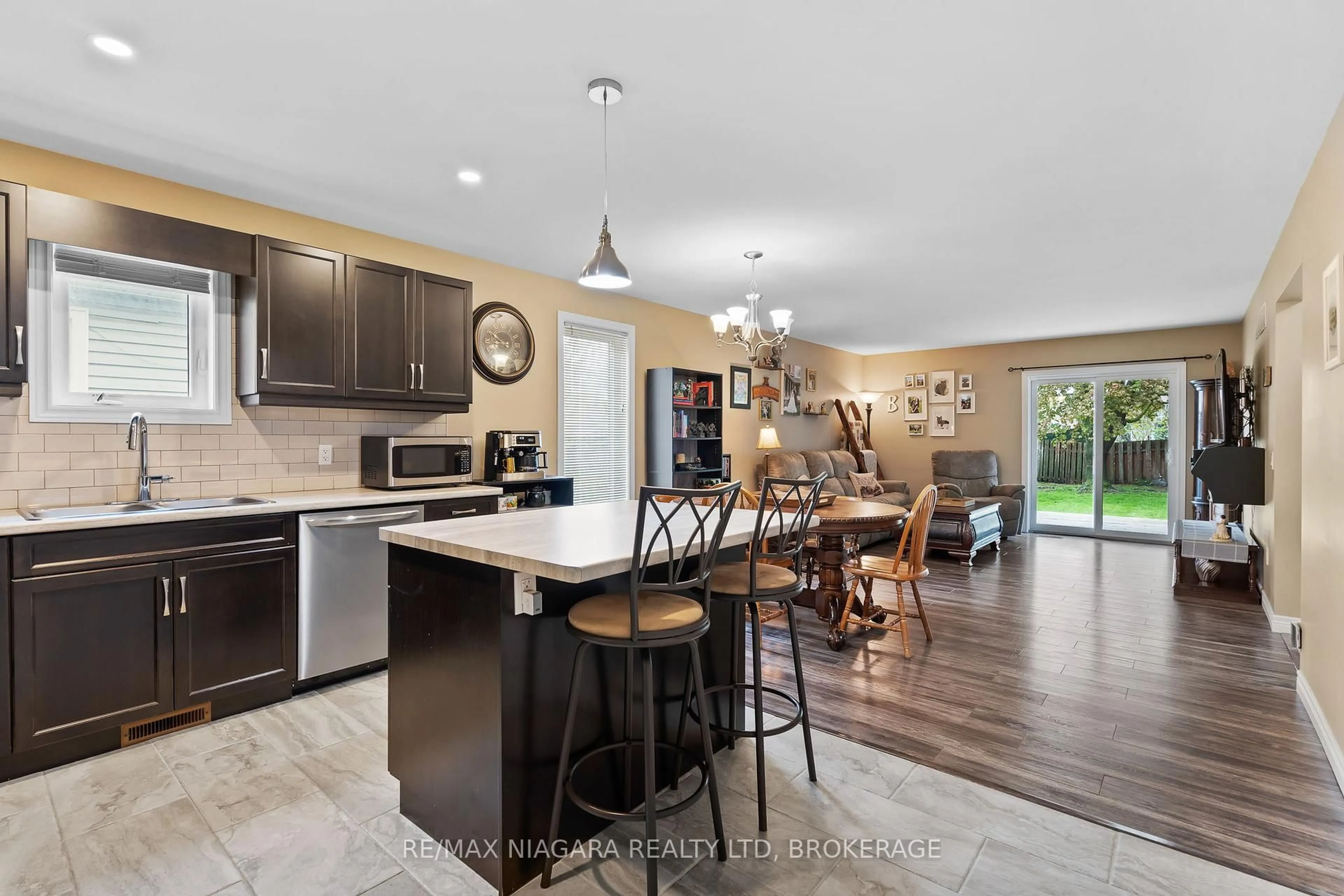 Open concept kitchen, ceramic/tile floor for 228 Lincoln St, Welland Ontario L3B 4M9