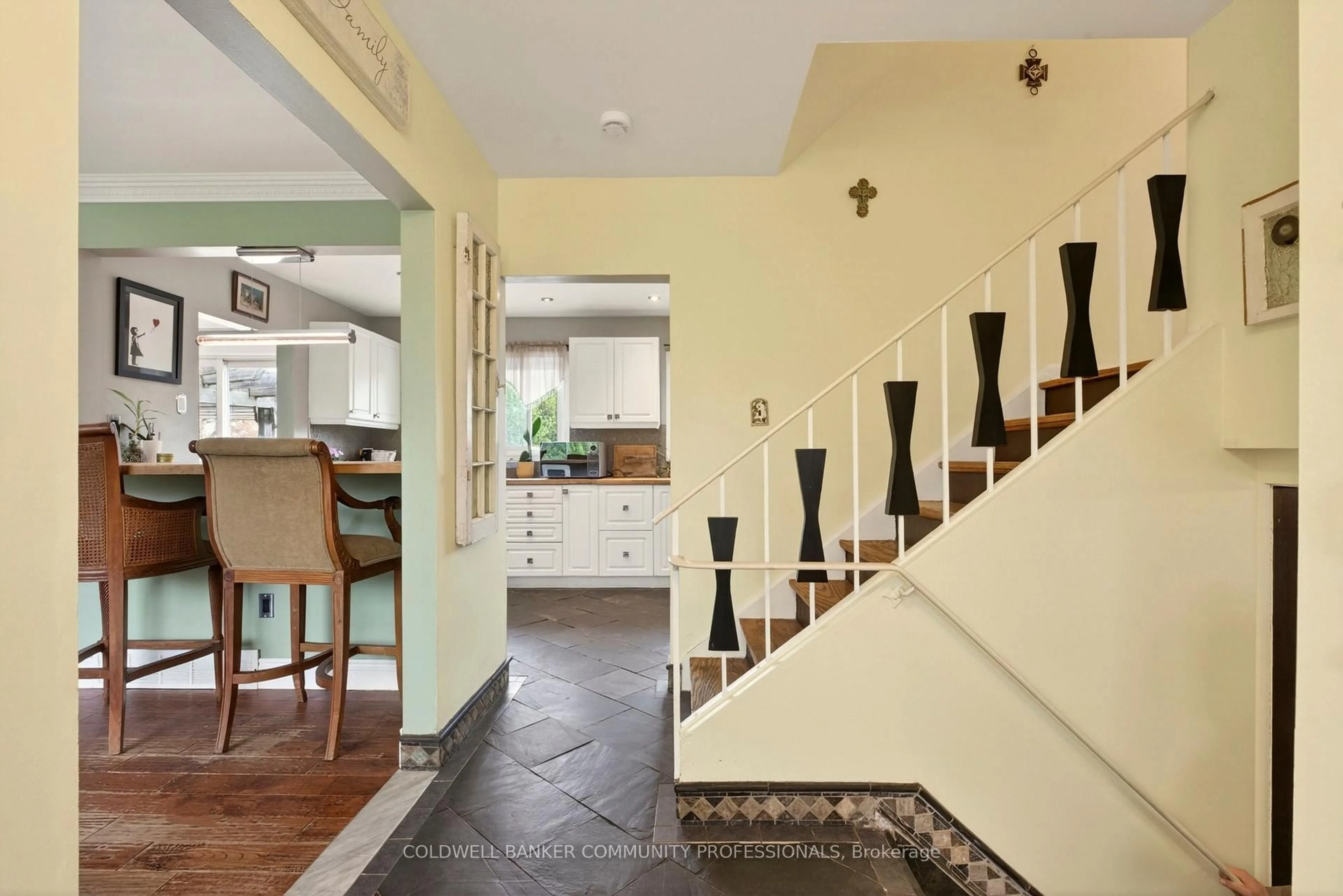 Indoor foyer for 6 Seagram Pl, Hamilton Ontario L8T 4H9