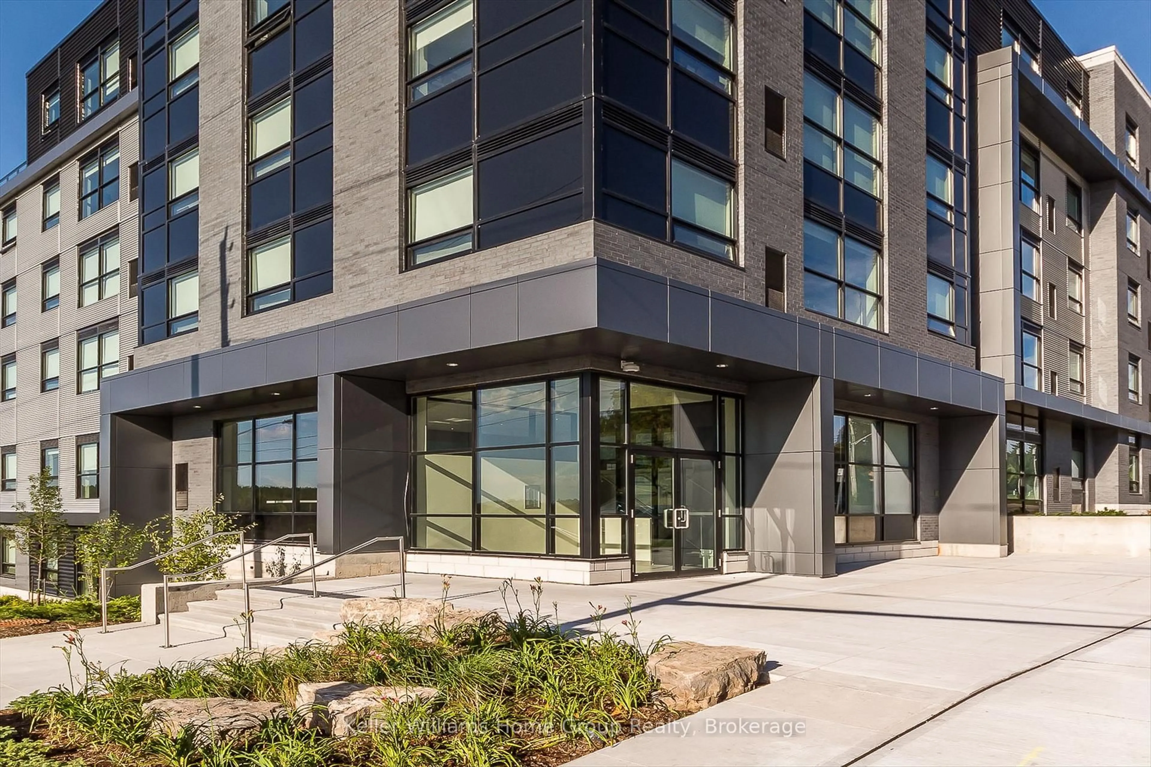 Indoor foyer for 1219 Gordon St #406, Guelph Ontario N1L 0E6