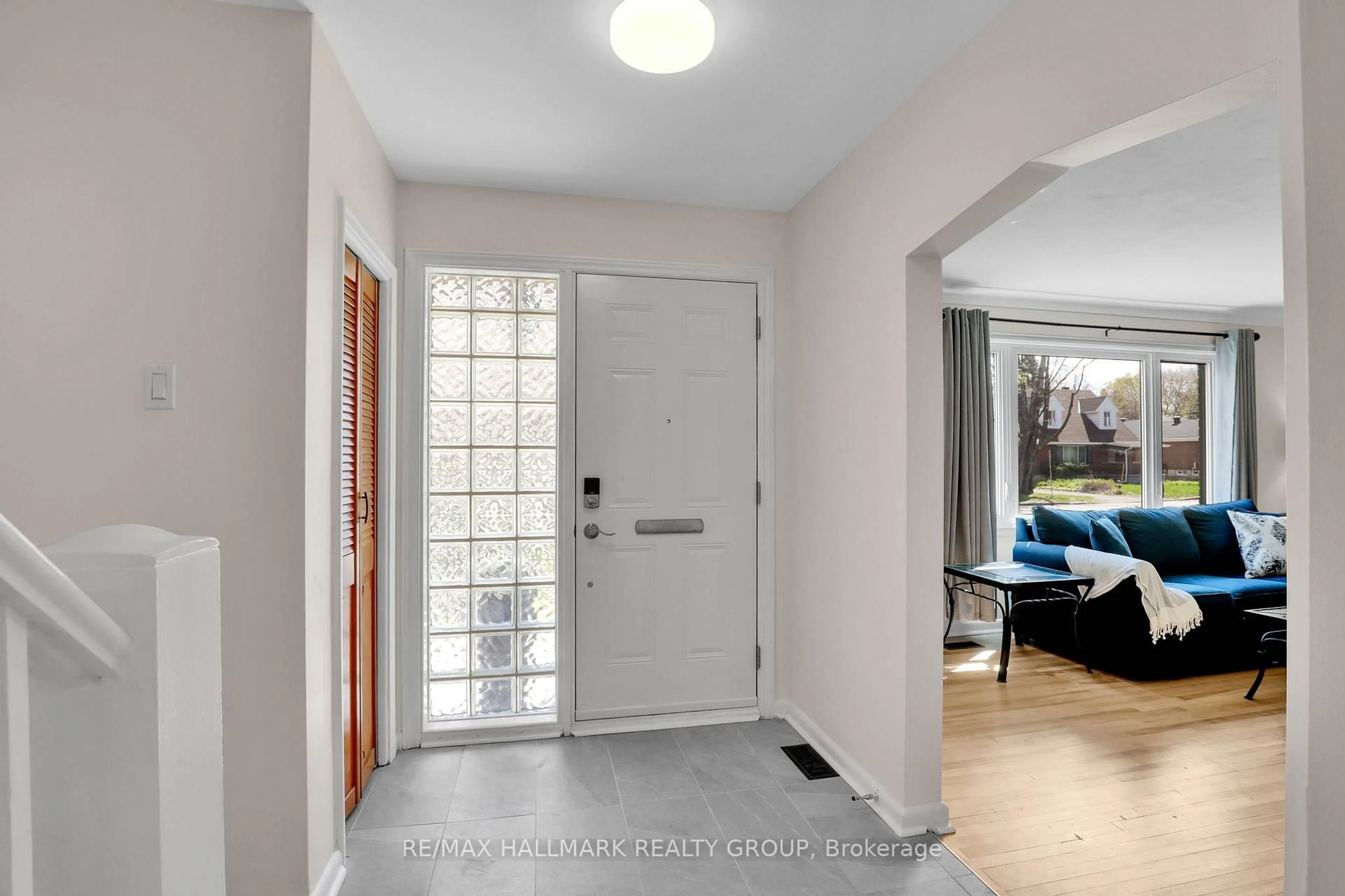Indoor entryway for 1206 Checkers Rd, Ottawa Ontario K2C 2S7