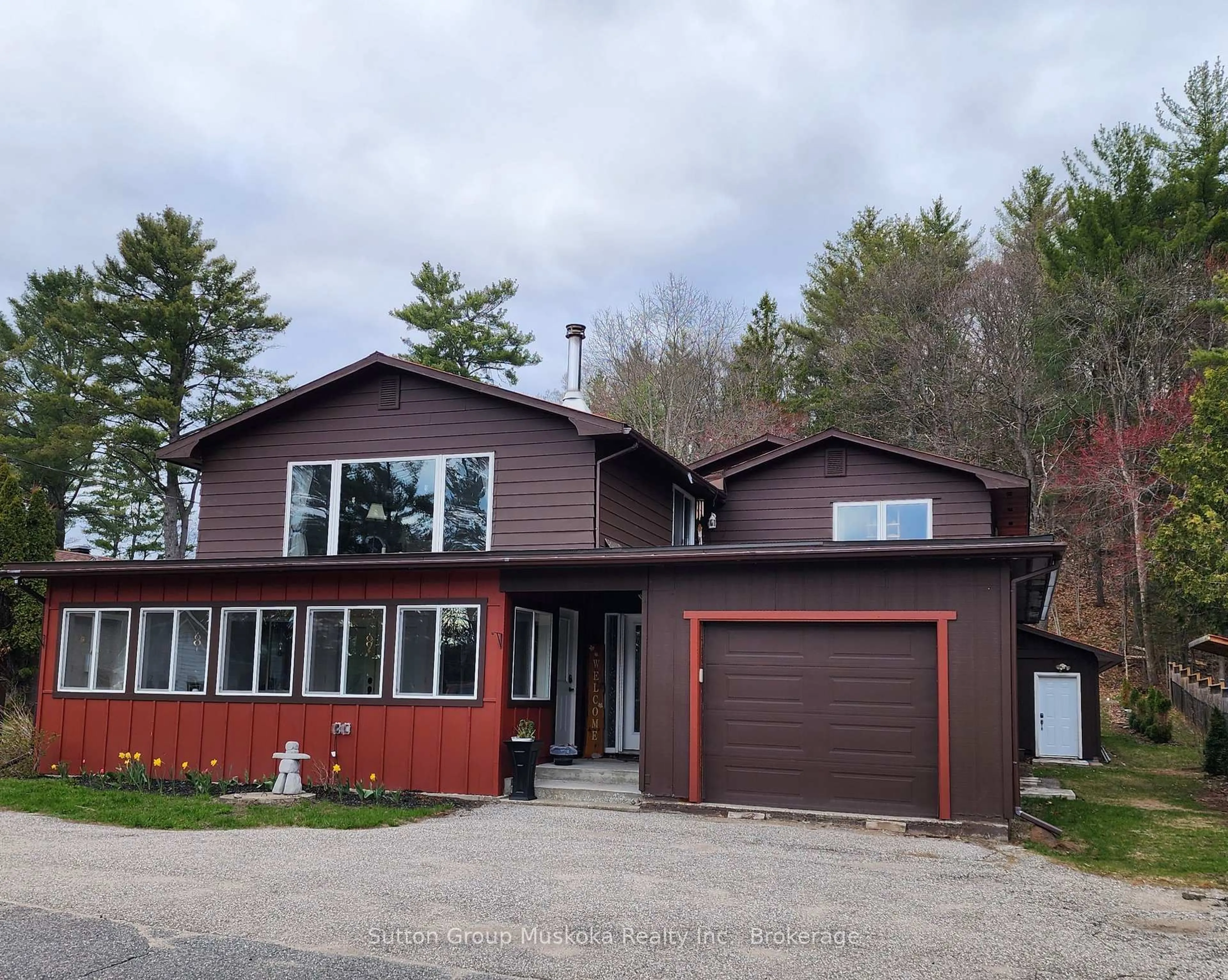 Home with vinyl exterior material, street for 2831 60 Highway, Lake of Bays Ontario P0A 1H0