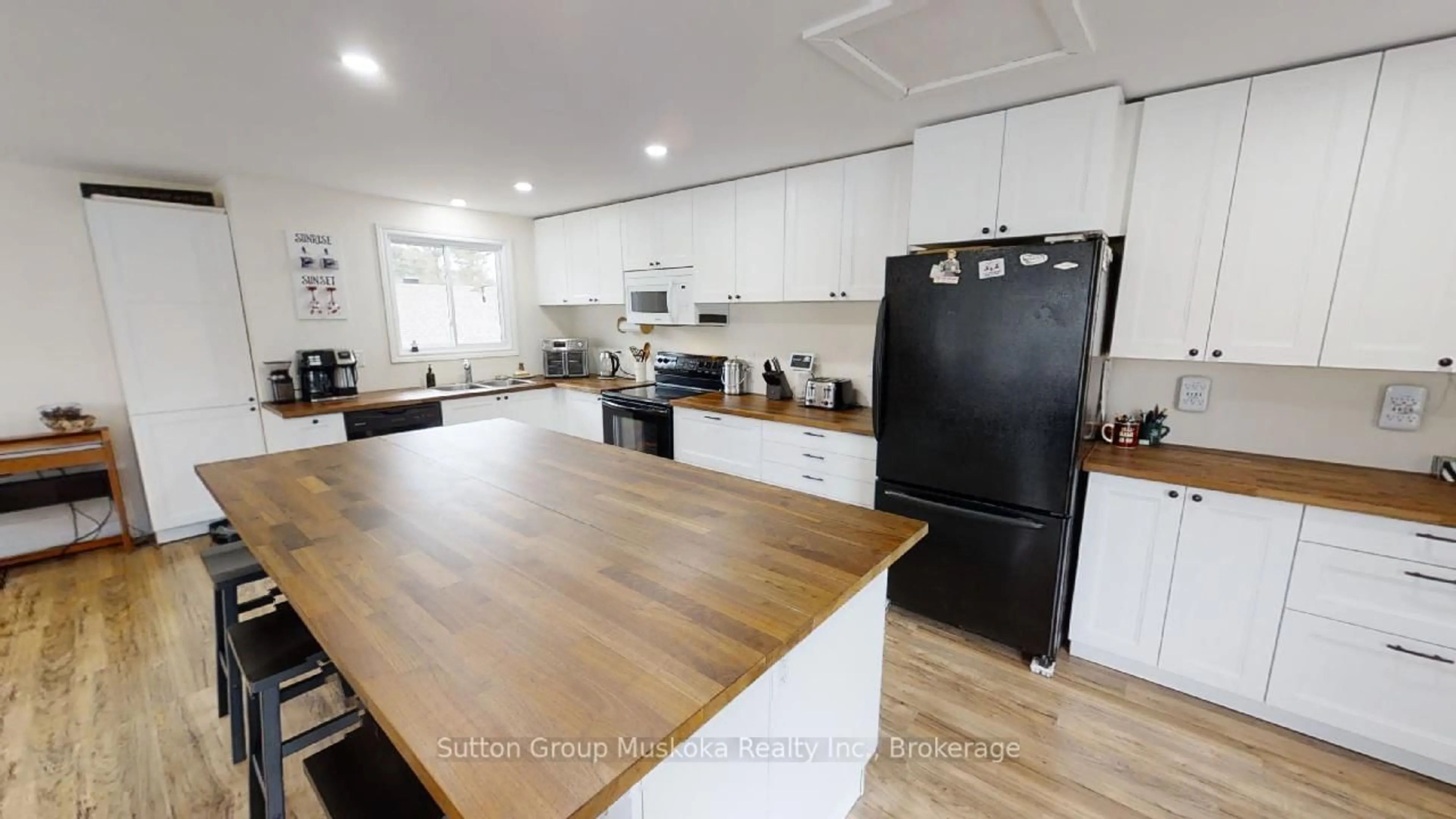 Open concept kitchen, wood/laminate floor for 2831 60 Highway, Lake of Bays Ontario P0A 1H0