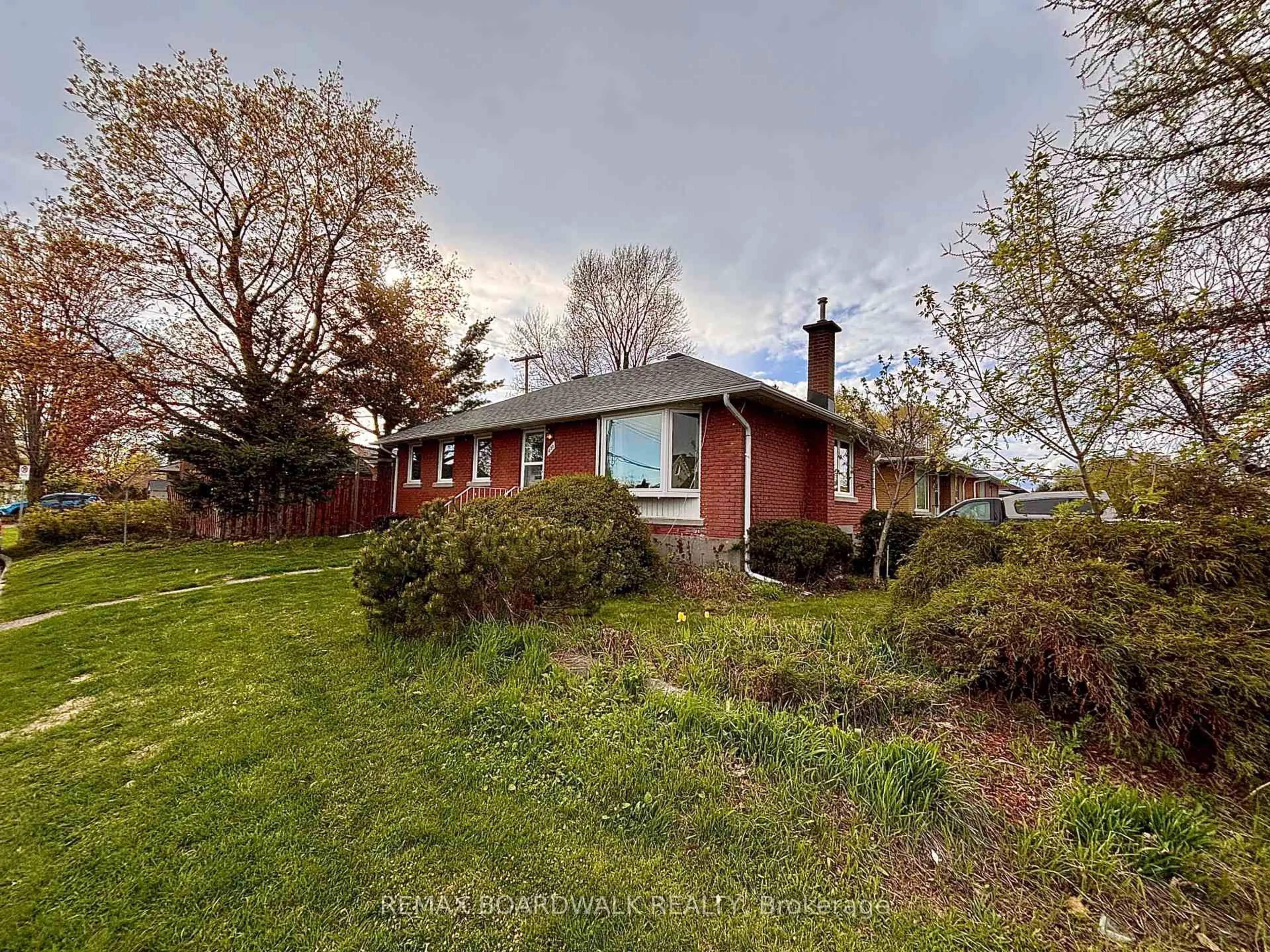 A pic from outside/outdoor area/front of a property/back of a property/a pic from drone, unknown for 625 CLARKE Ave, Ottawa Ontario K1K 0Y6