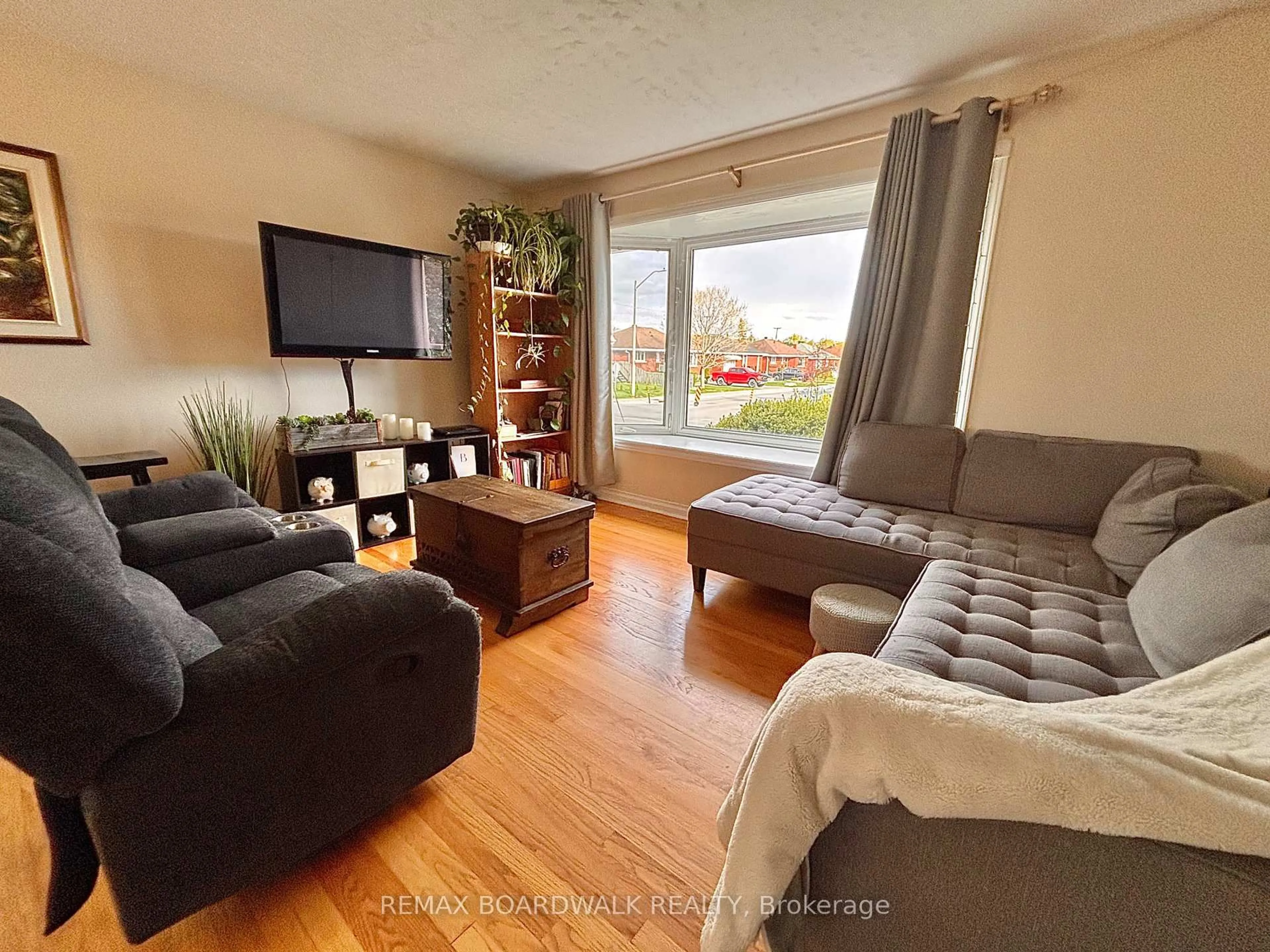 Living room with furniture, wood/laminate floor for 625 CLARKE Ave, Ottawa Ontario K1K 0Y6