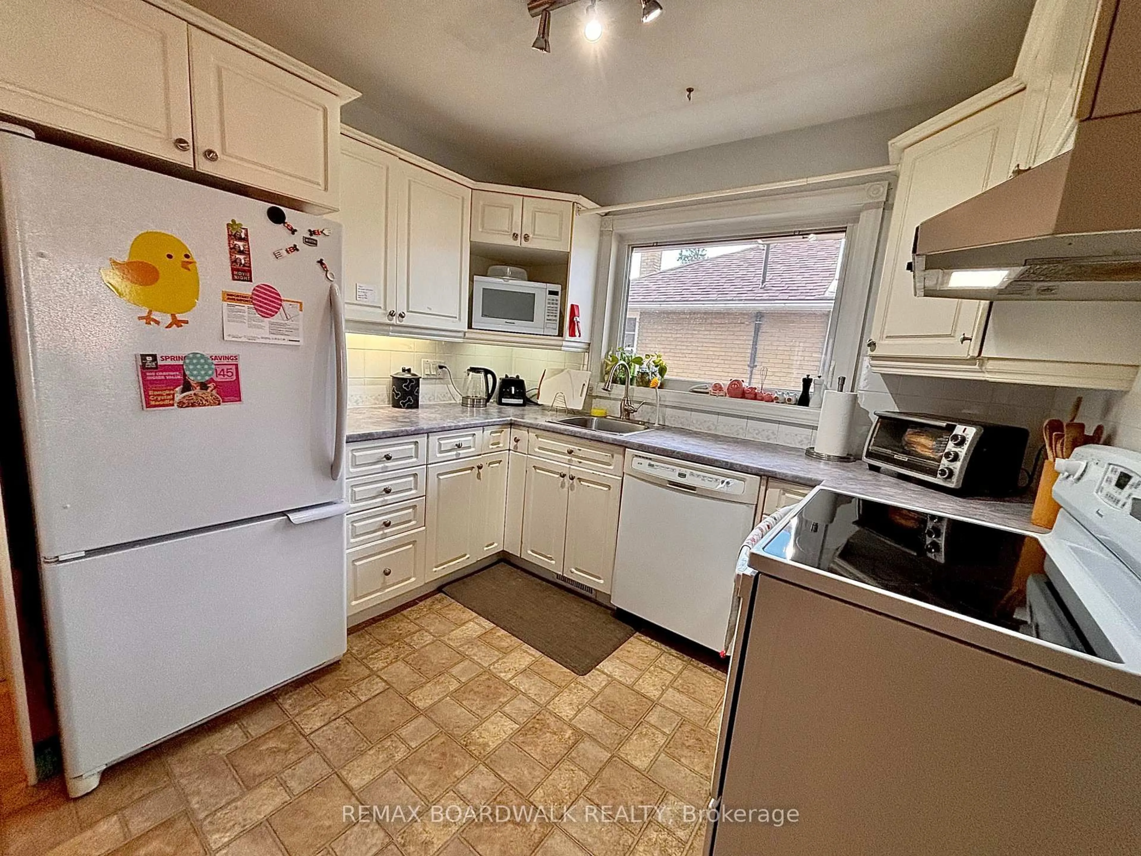 Standard kitchen, ceramic/tile floor for 625 CLARKE Ave, Ottawa Ontario K1K 0Y6
