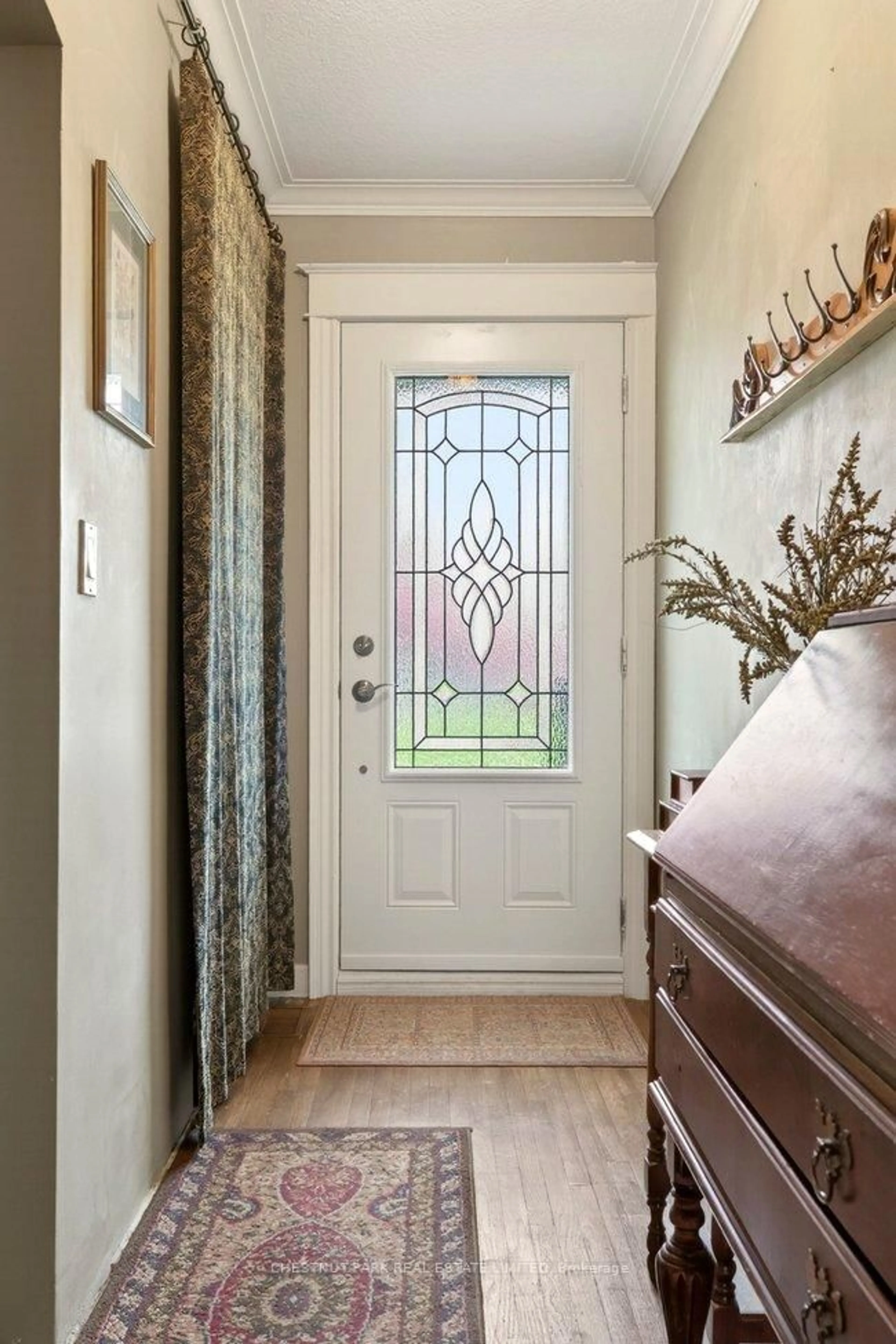 Indoor entryway for 50 Lakeview Ave, Grimsby Ontario L3M 3M2