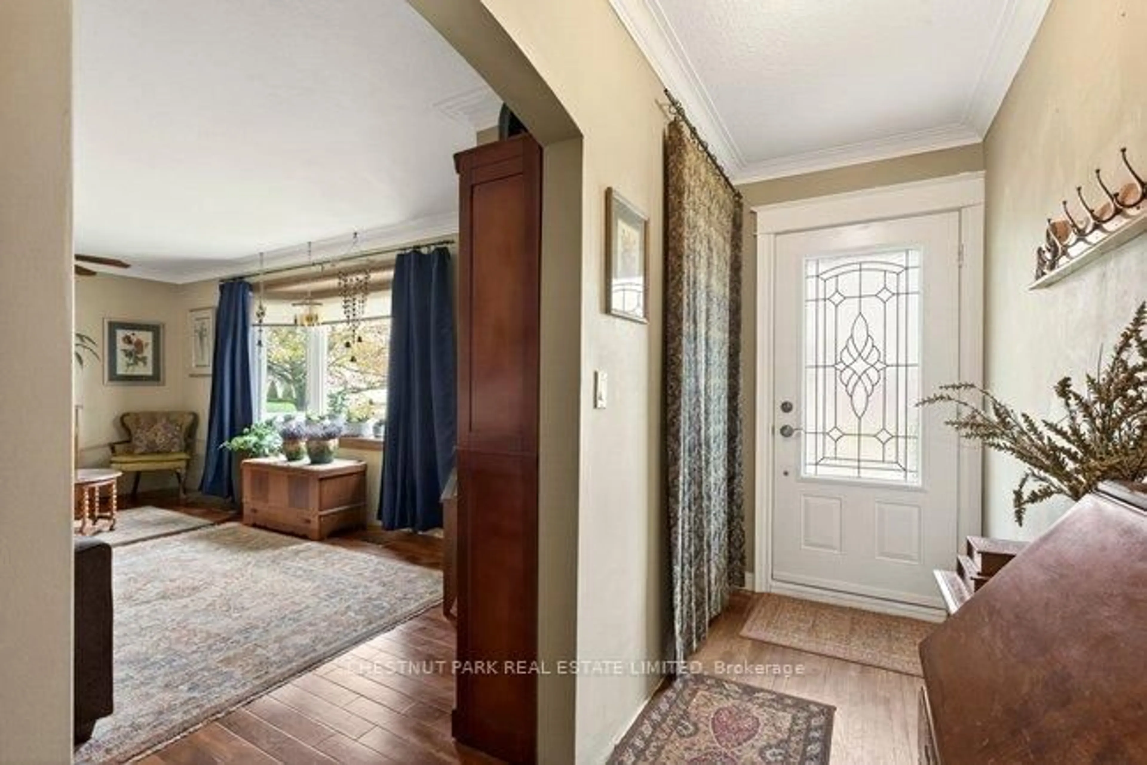 Indoor entryway for 50 Lakeview Ave, Grimsby Ontario L3M 3M2