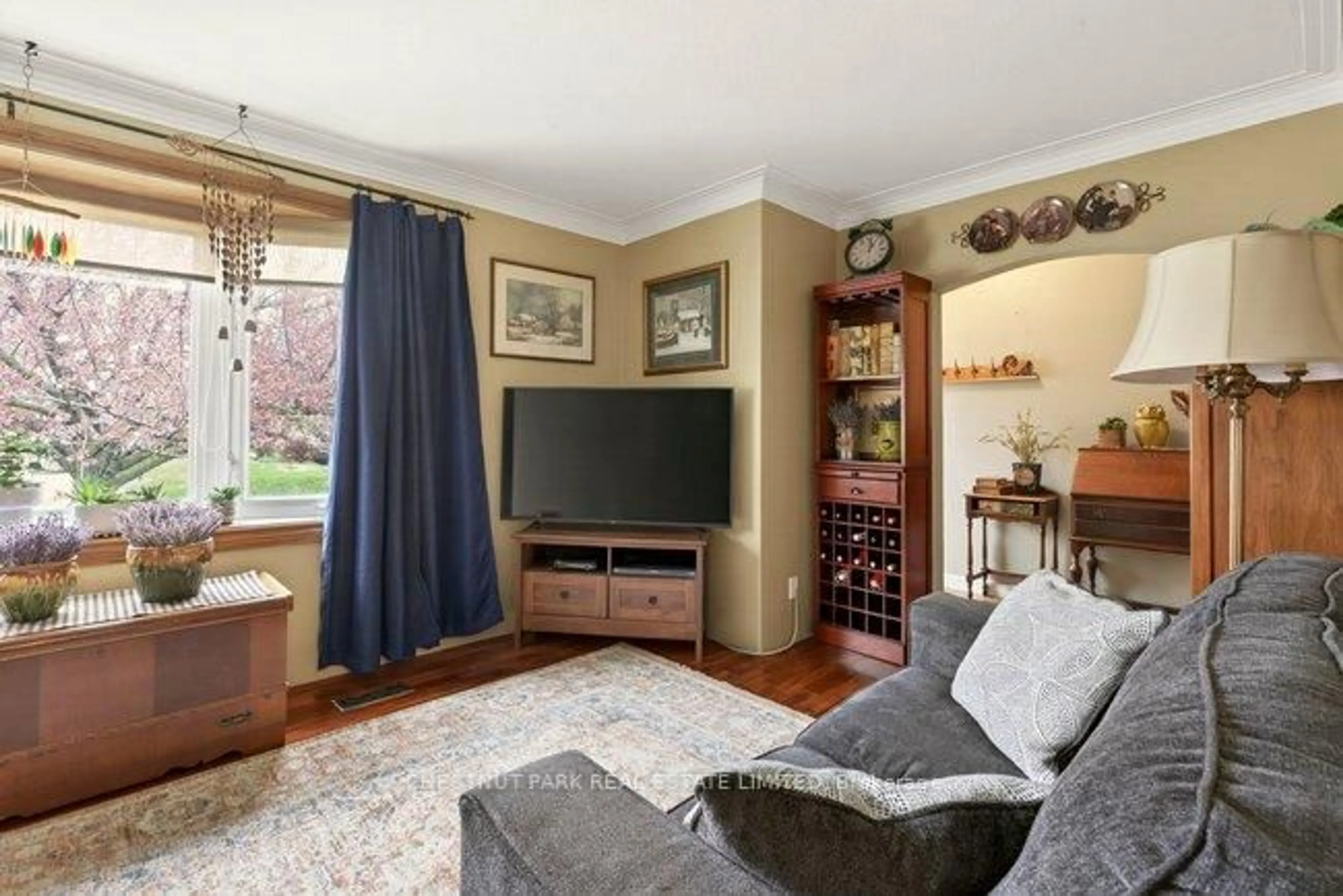 Living room with furniture, unknown for 50 Lakeview Ave, Grimsby Ontario L3M 3M2