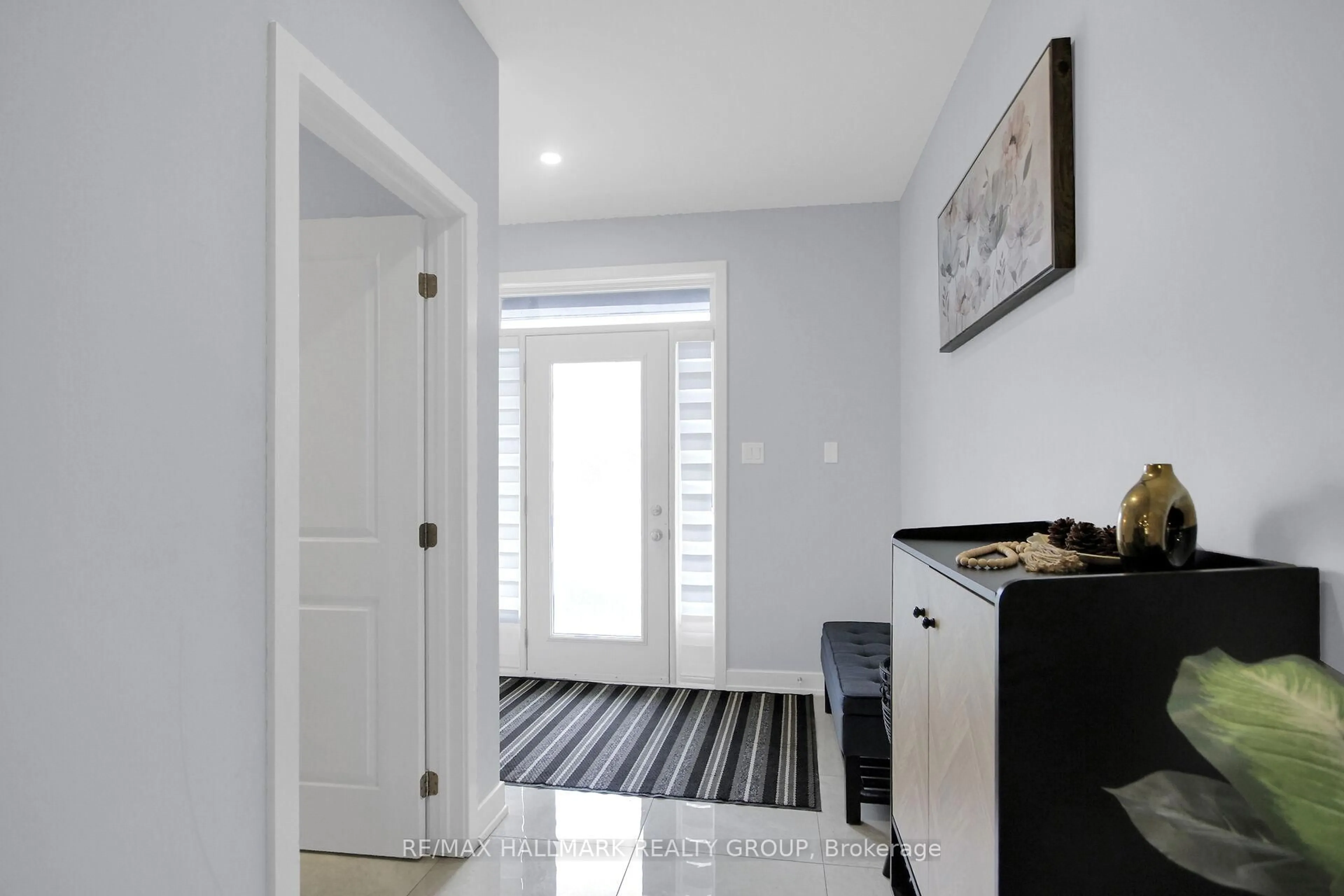 Indoor entryway for 568 Bobolink Rdge, Ottawa Ontario K2S 2P4