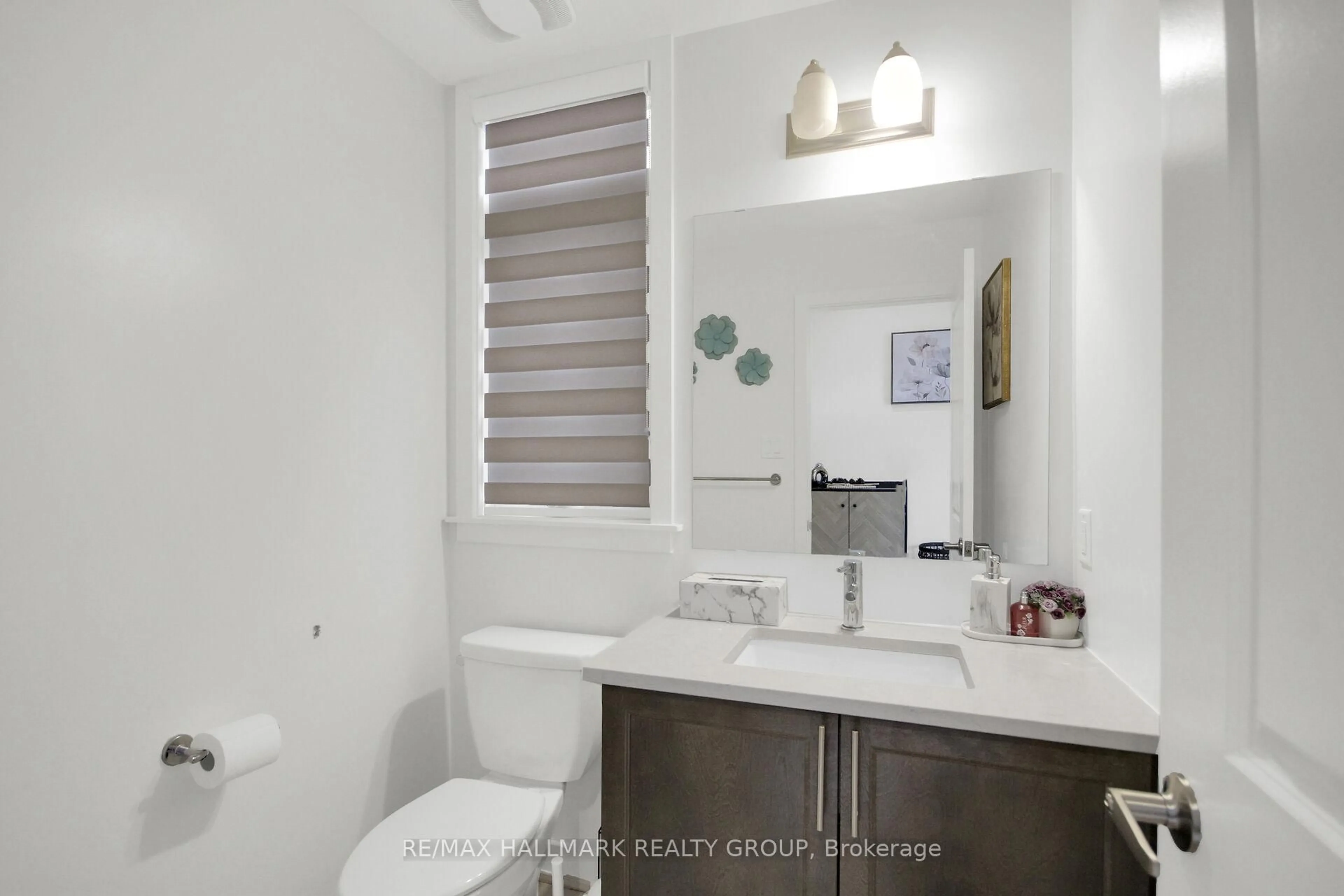 Standard bathroom, ceramic/tile floor for 568 Bobolink Rdge, Ottawa Ontario K2S 2P4