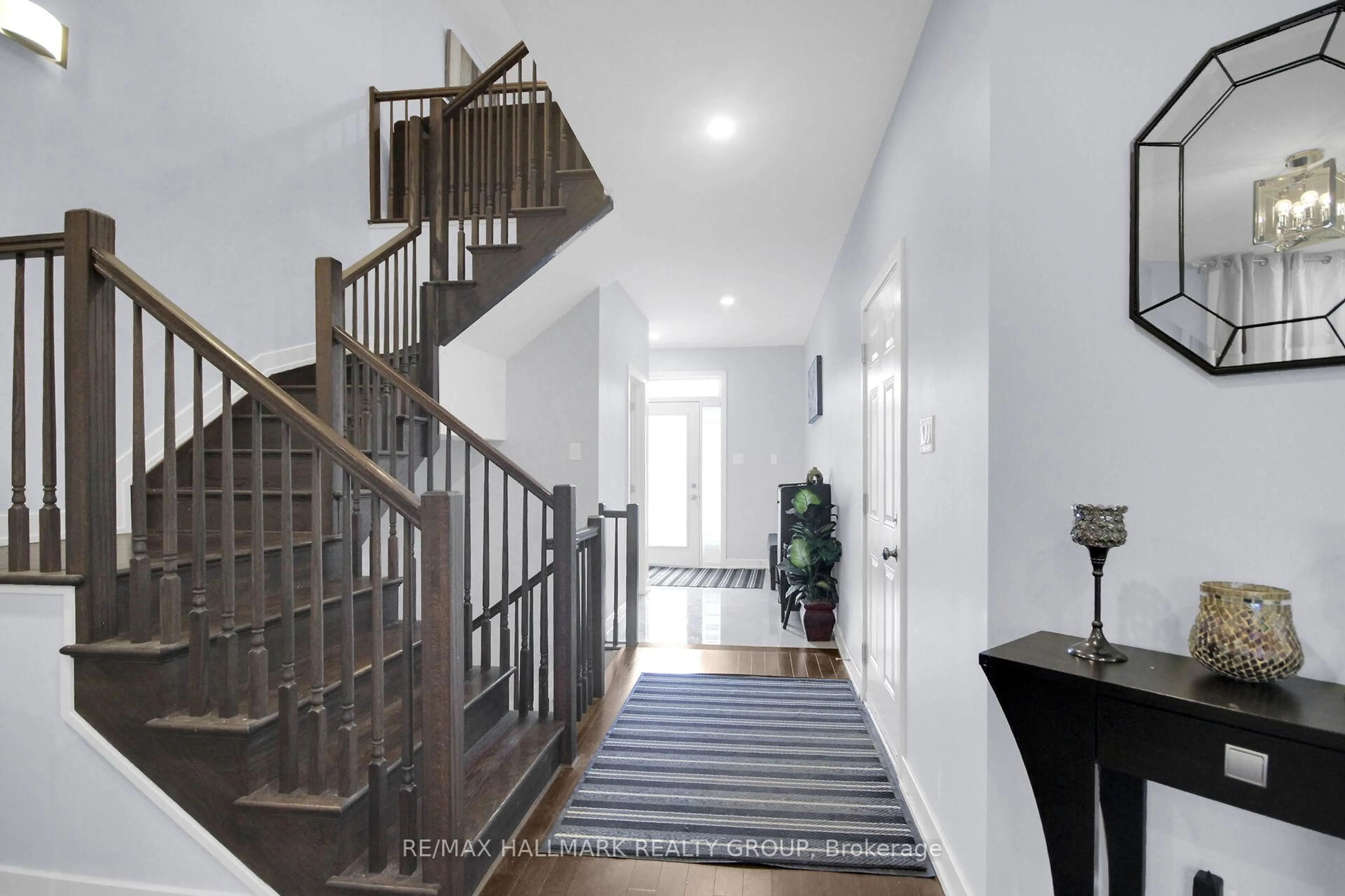Indoor foyer for 568 Bobolink Rdge, Ottawa Ontario K2S 2P4