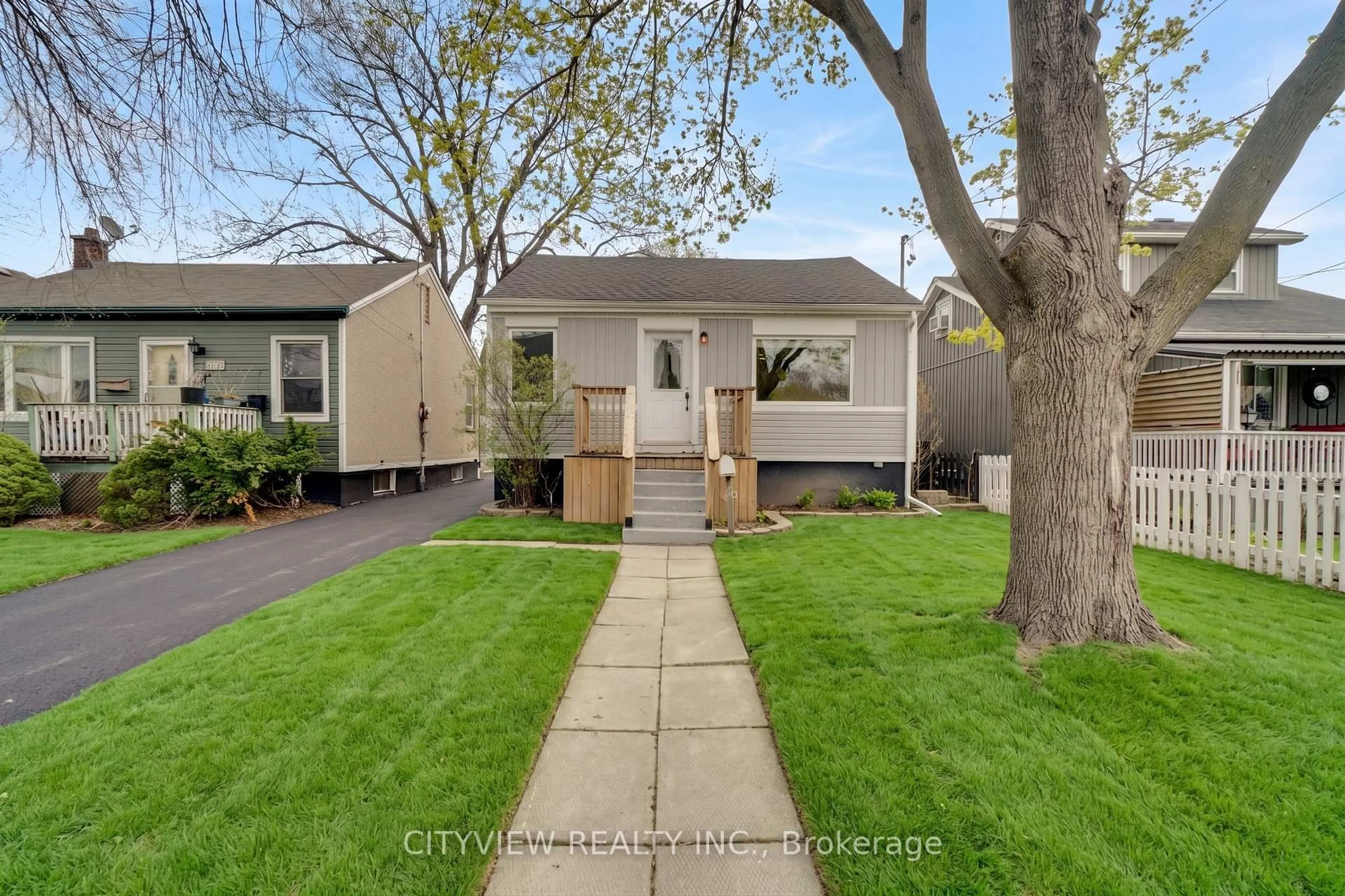 Home with vinyl exterior material, street for 76 Stapleton Ave, Hamilton Ontario L8H 3N6