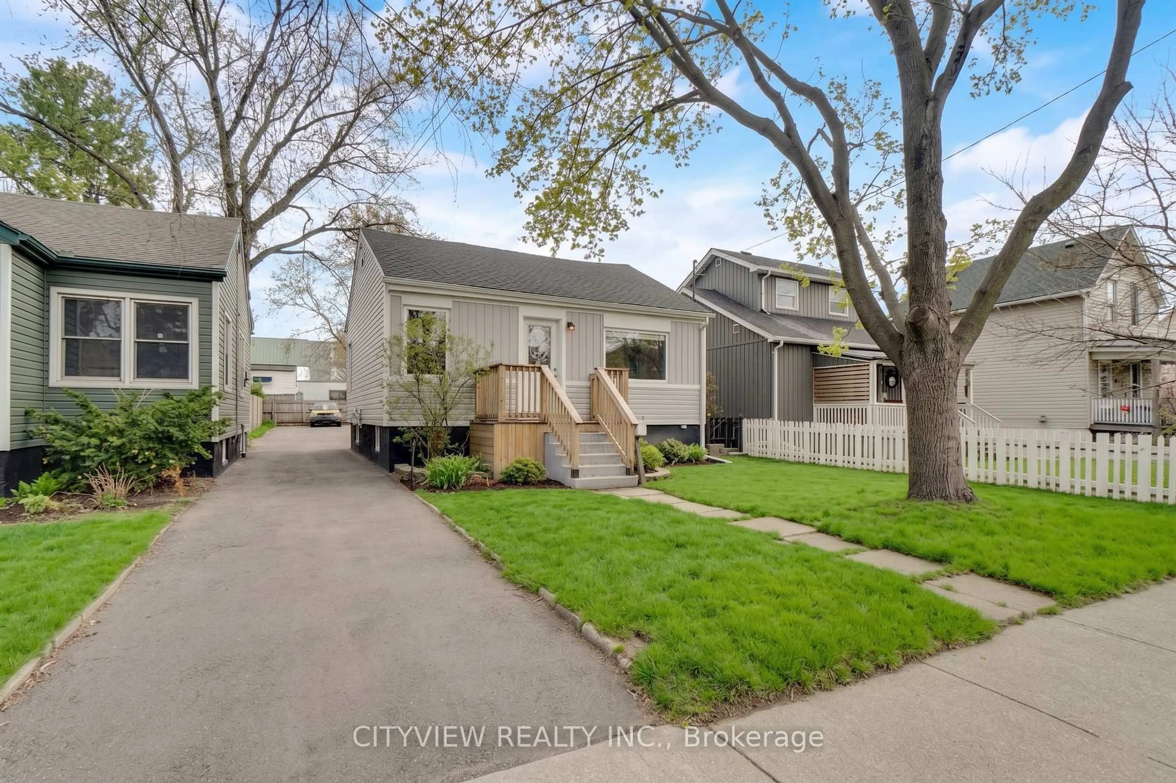 Home with vinyl exterior material, street for 76 Stapleton Ave, Hamilton Ontario L8H 3N6