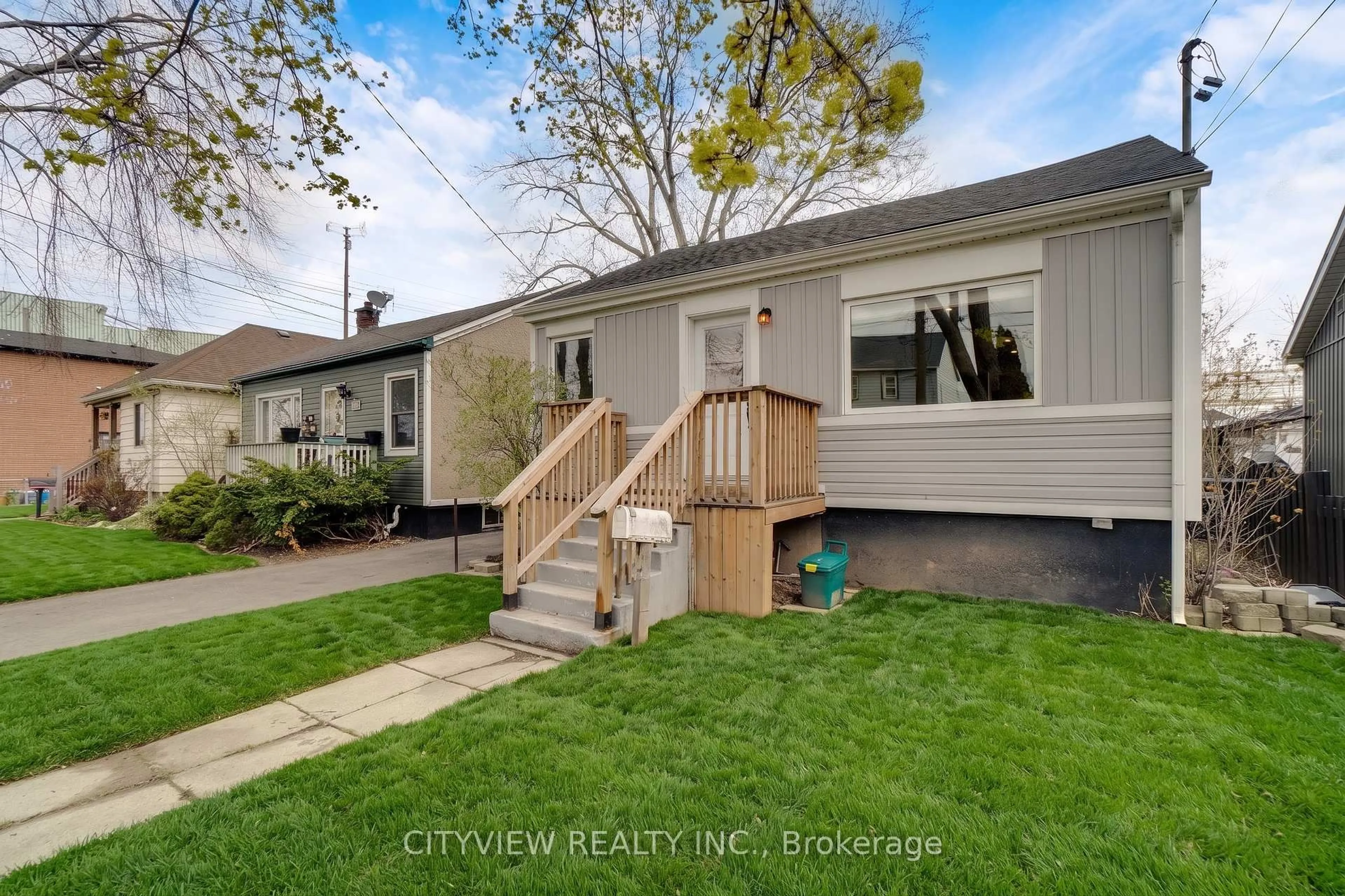 Home with vinyl exterior material, street for 76 Stapleton Ave, Hamilton Ontario L8H 3N6